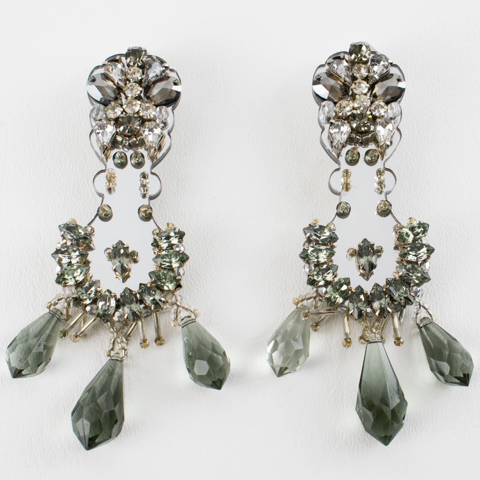Moderniste Boucles d'oreilles pendantes en cristal et miroir de la maison Prada en vente