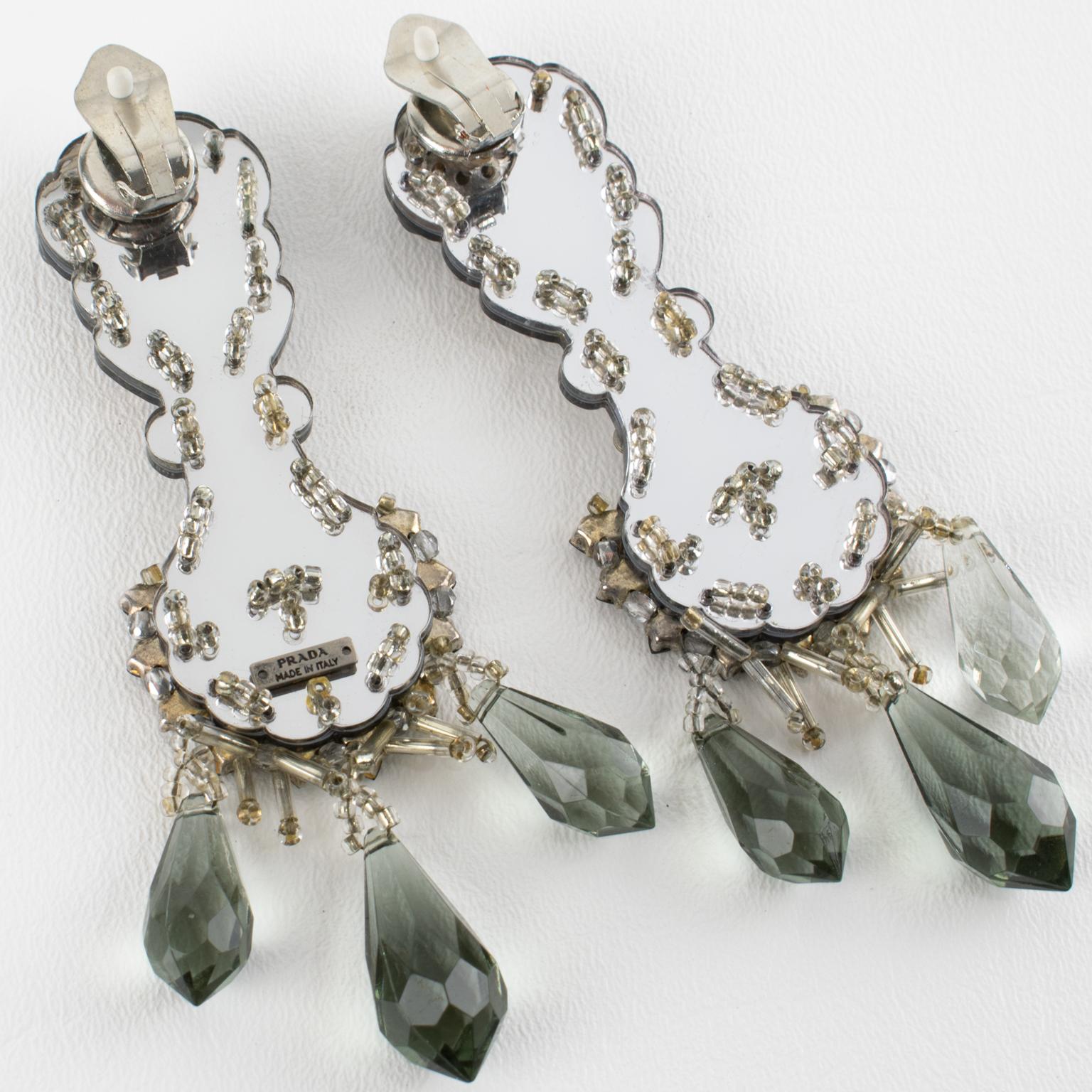 Boucles d'oreilles pendantes en cristal et miroir de la maison Prada Unisexe en vente