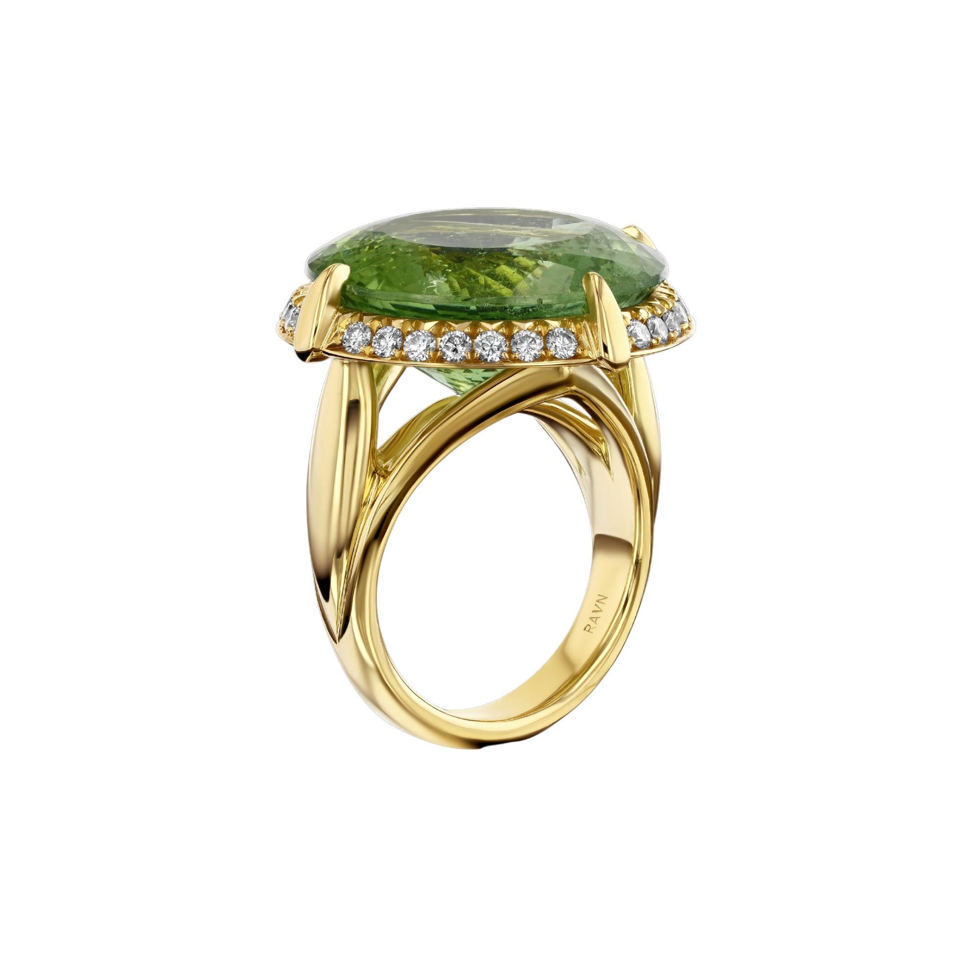 Une bague de cocktail unique en son genre de la collection Kaleidoscope de la House of Tourmaline, ornée d'une tourmaline verte de 28,95 carats sculptée à la main et sertie dans de l'or jaune 18 carats.


Matériau : Or jaune 18k

Pierre : tourmaline