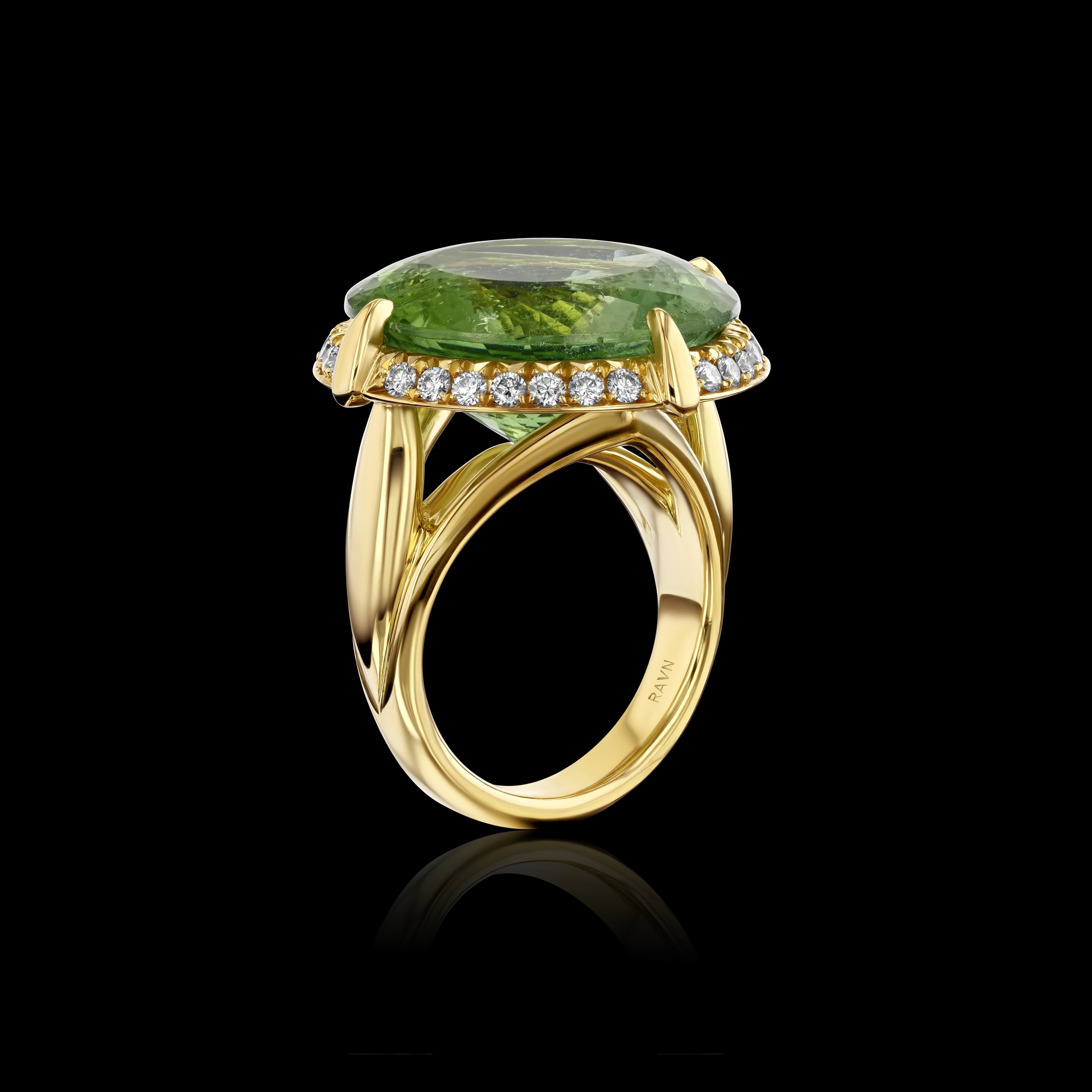 Taille ronde House of RAVN, bague cocktail en or 18 carats et tourmaline verte 28,95 carats en vente