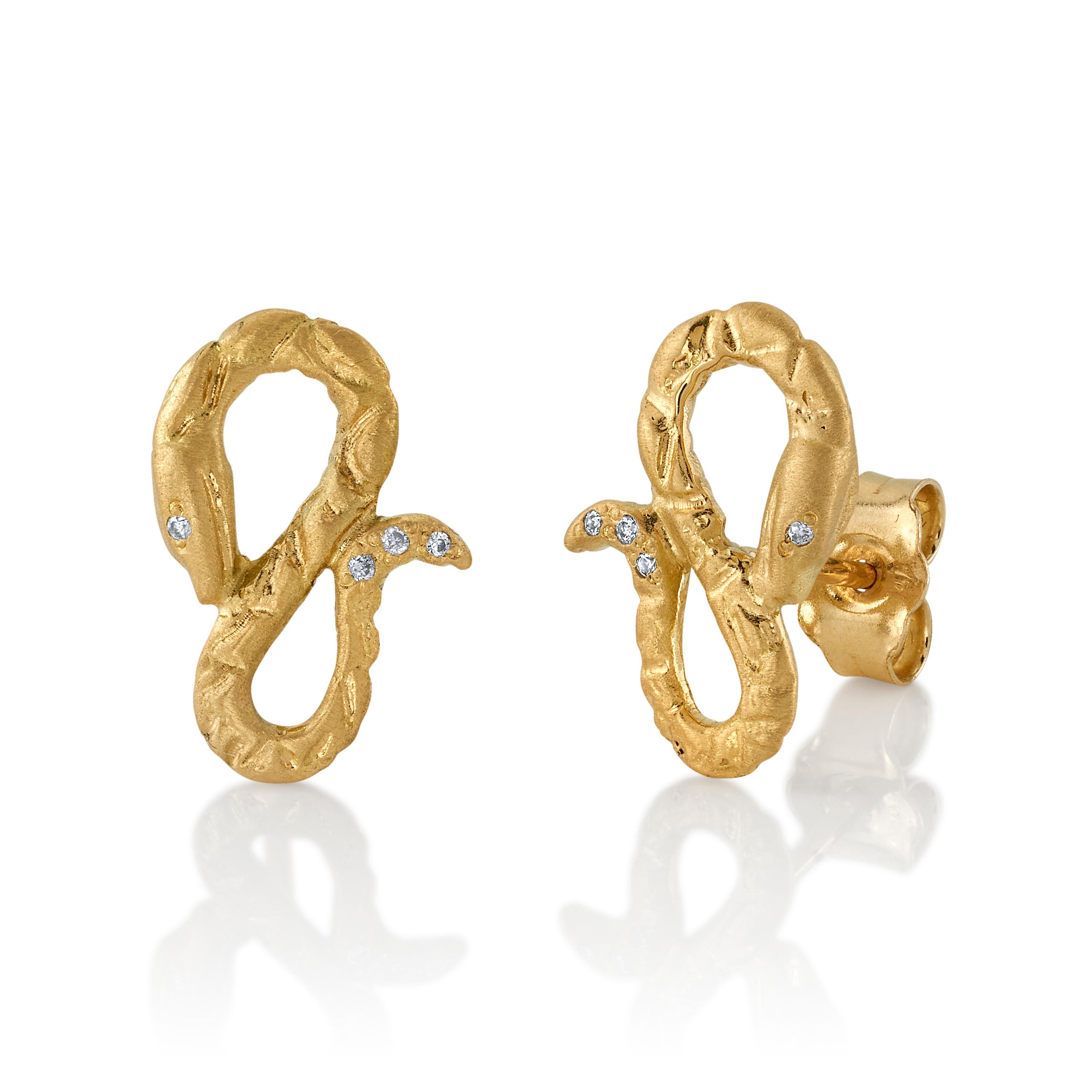 18k yellow gold, s-shaped snake stud earrings, from the House of RAVN Serpentine Collection.

Available in 18k yellow gold, rose gold, white gold or black rhodium.



The House of RAVN Serpentini Collection—an ode to the mesmerizing and enigmatic