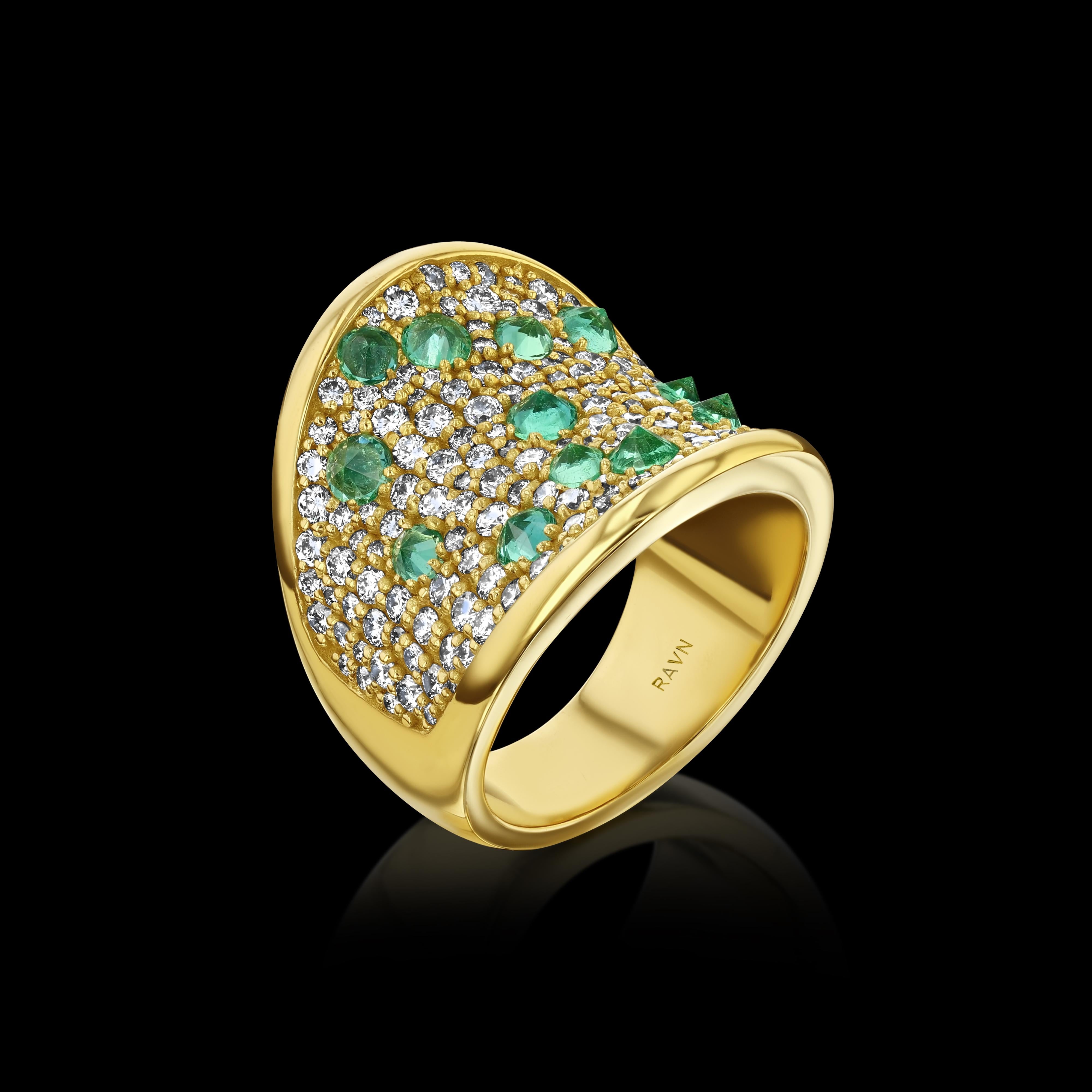 Anello Saddle in oro giallo 18k con diamanti e smeraldi invertiti, della Collection Equine di RAVN.   

Materiale: oro giallo 18 carati

Pietre: 168 diamanti taglio rotondo e 12 smeraldi taglio rotondo invertito

Carati: 2,56 carati totali di