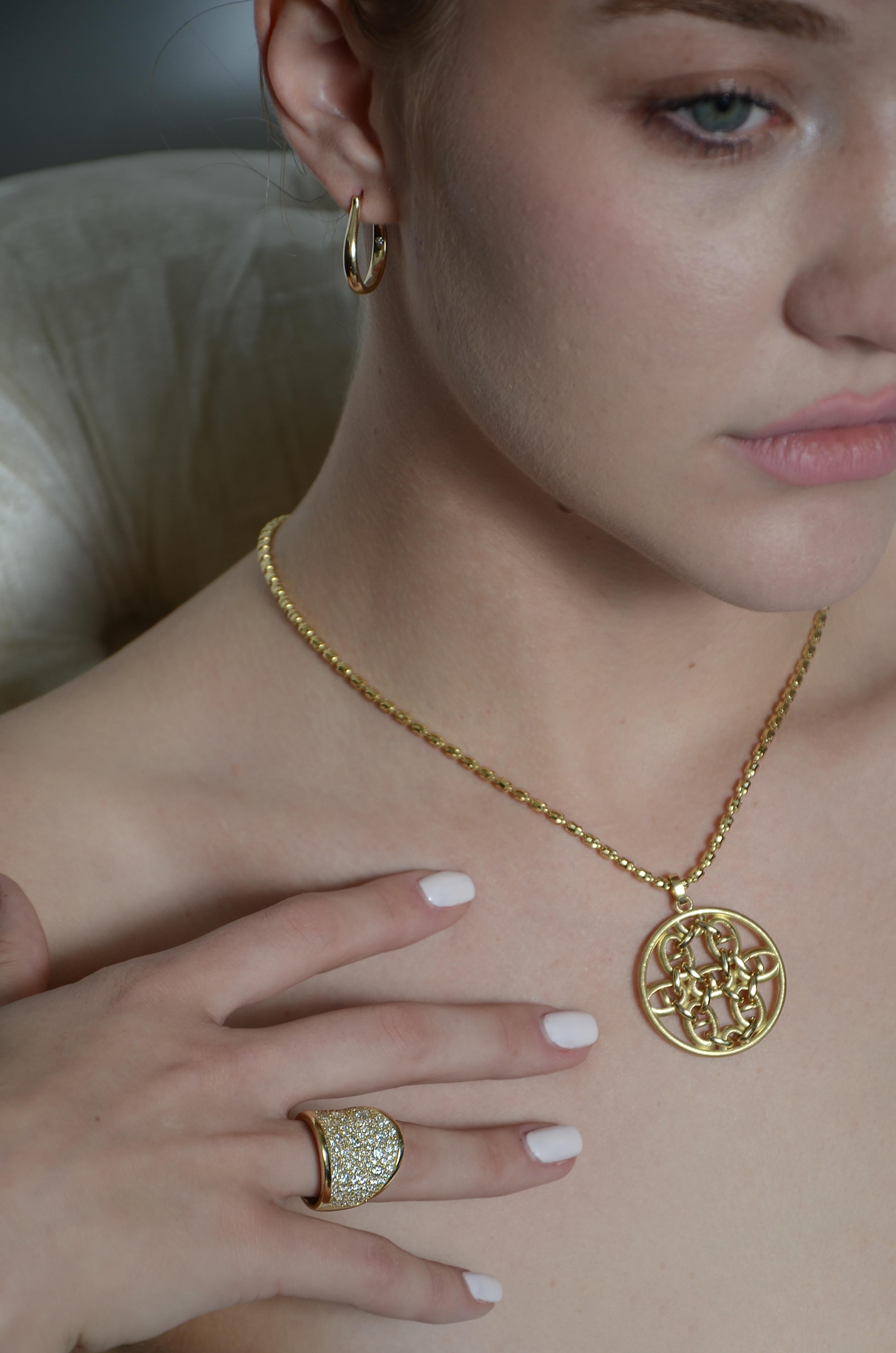 Contemporaneo House of RAVN, Anello da sella in oro 18k con diamanti e smeraldi invertiti, Coll. equina in vendita