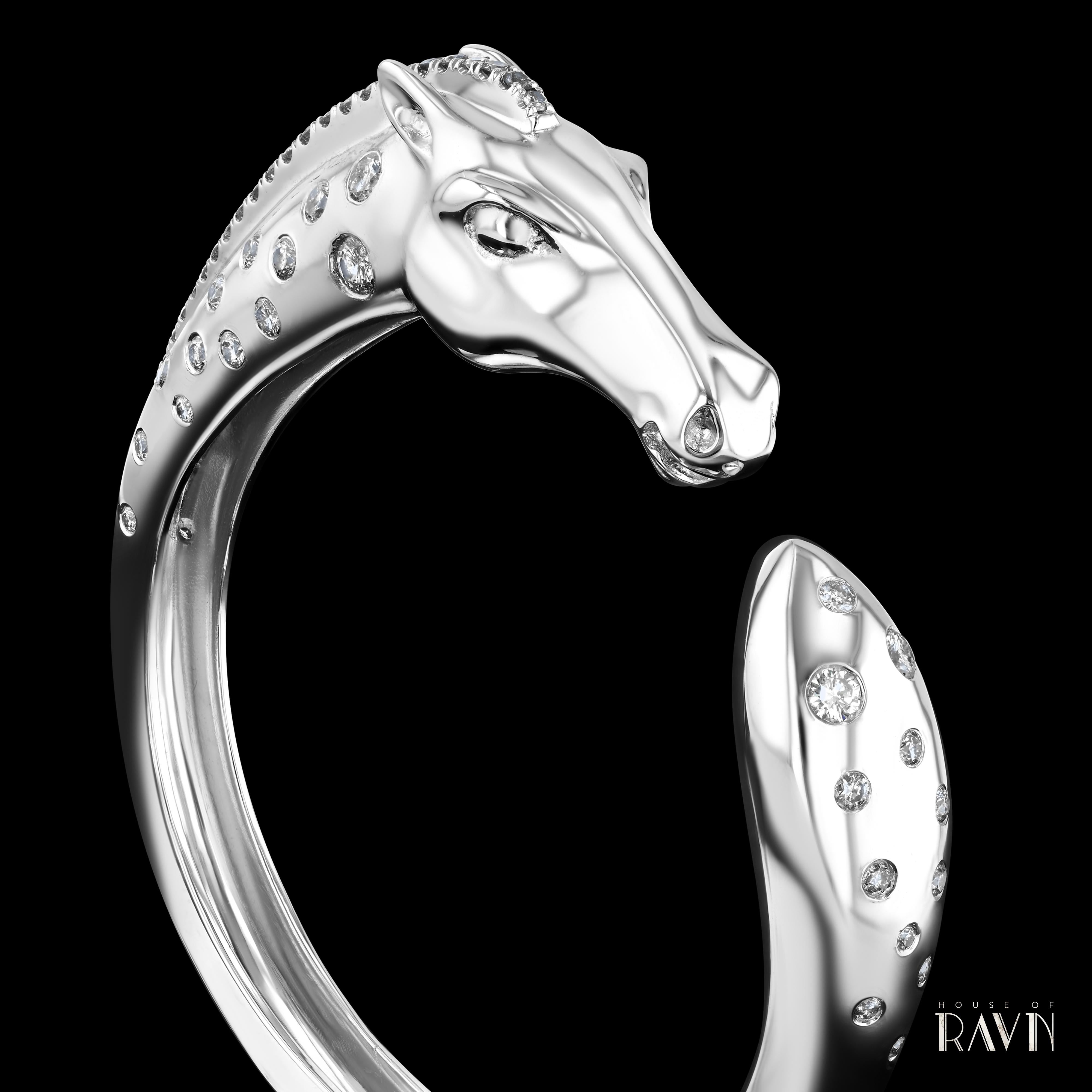 Bracciale a cerniera con testa di cavallo Fiala in argento sterling della Collezione Equine di House of RAVN.   

Materiale: argento sterling

Peso: 50 grammi

Pietra: 66 diamanti grigi

Carati: 3,50 carati totali

Dettagli: intagliato a