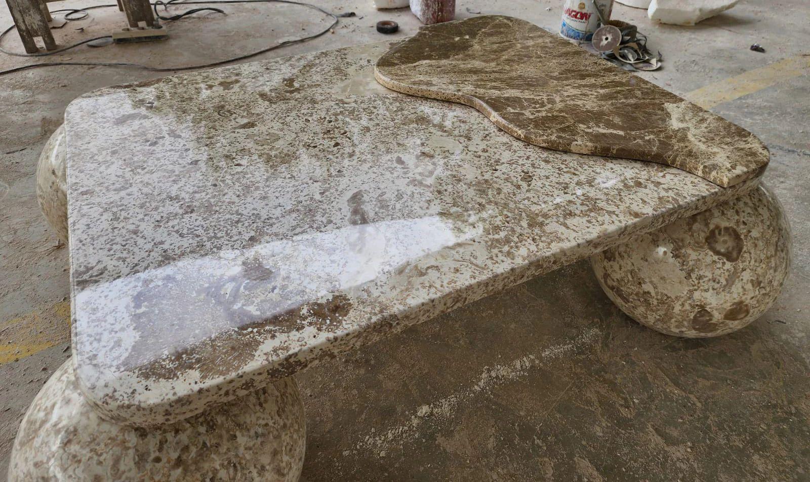 La Mesa de centro Jude de House of Slim es una refinada declaración de diseño escultórico y artesanía de lujo, meticulosamente elaborada a mano con mármol Crema y mármol español Medium Emperador importado. Su forma audaz y geométrica se suaviza con
