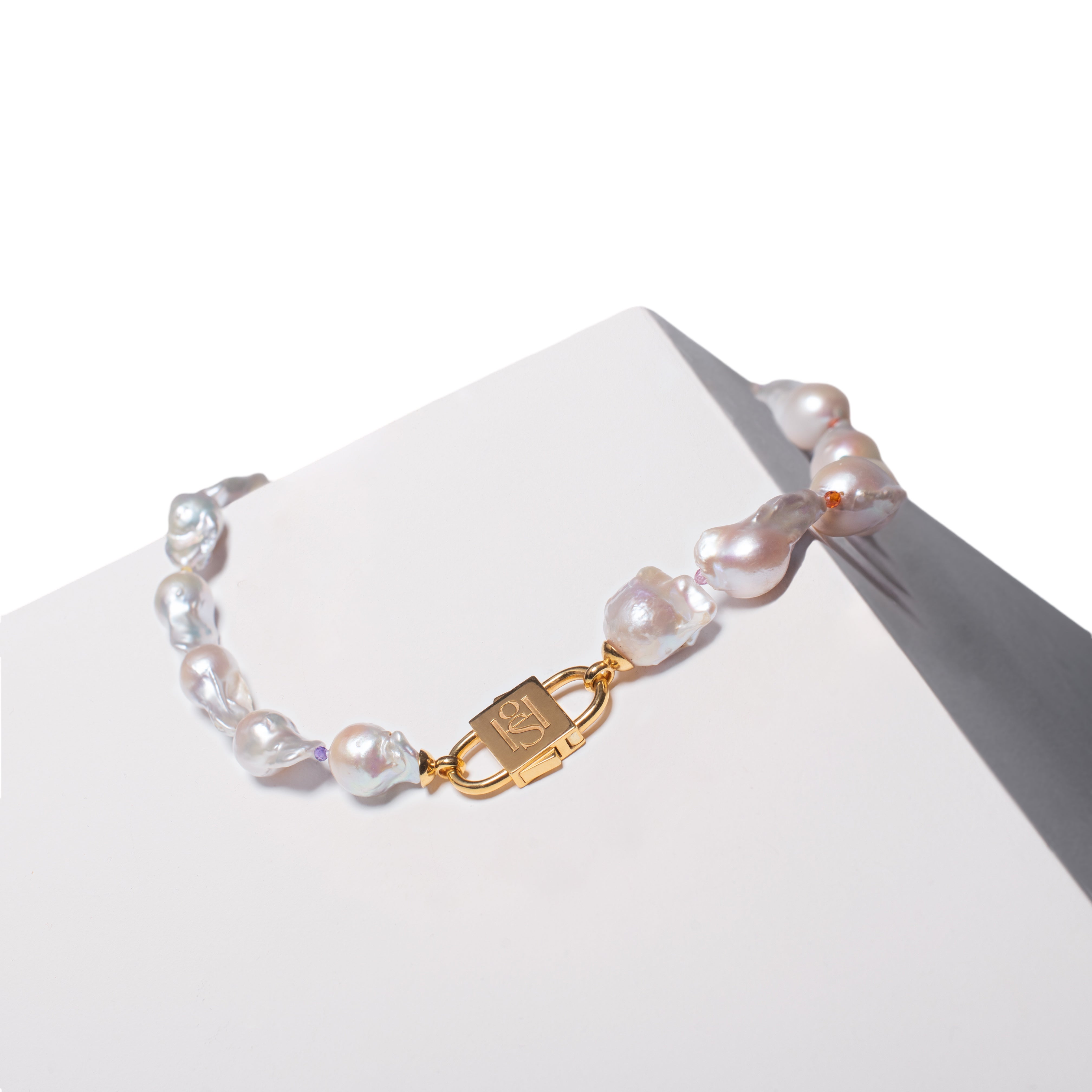 Collar de perlas barrocas House of Sol con cierre HoS relleno de oro de 24 quilates