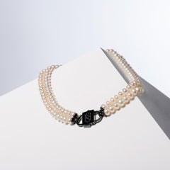 Collana di perle a doppio filo di House of Sol con chiusura HoS in rodio 24K