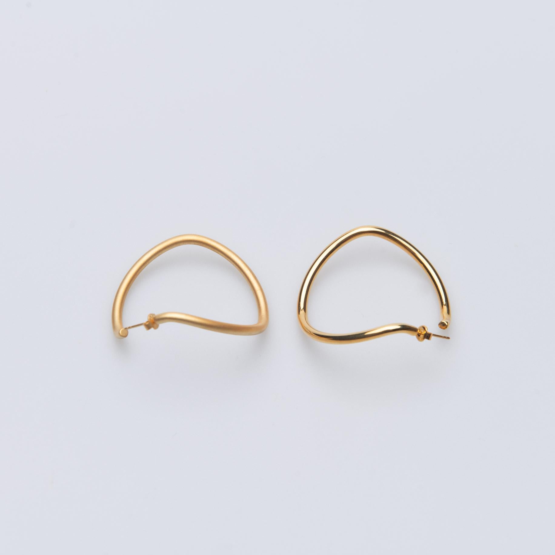 - Shaped in an elegant S curve, present a duo of contemporary art pieces: one flaunting a matte finish and the other dazzling in shiny gold plating, offering a striking contrast.
- Crafted from 925 sterling silver, available with a choice of