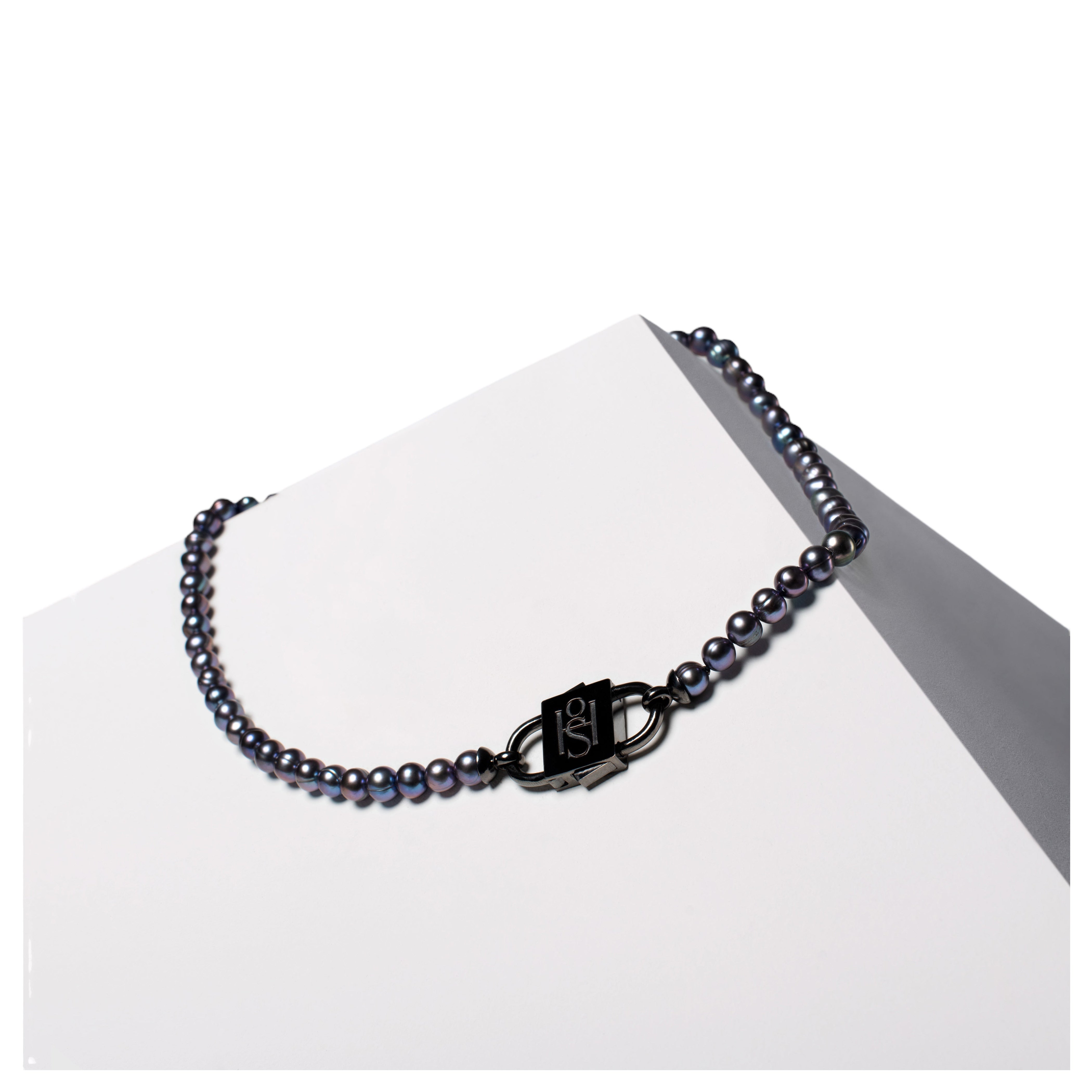 House of Sol Pfau Schwarze Perlenkette mit Rhodium gefülltem HoS-Schlüssel im Angebot