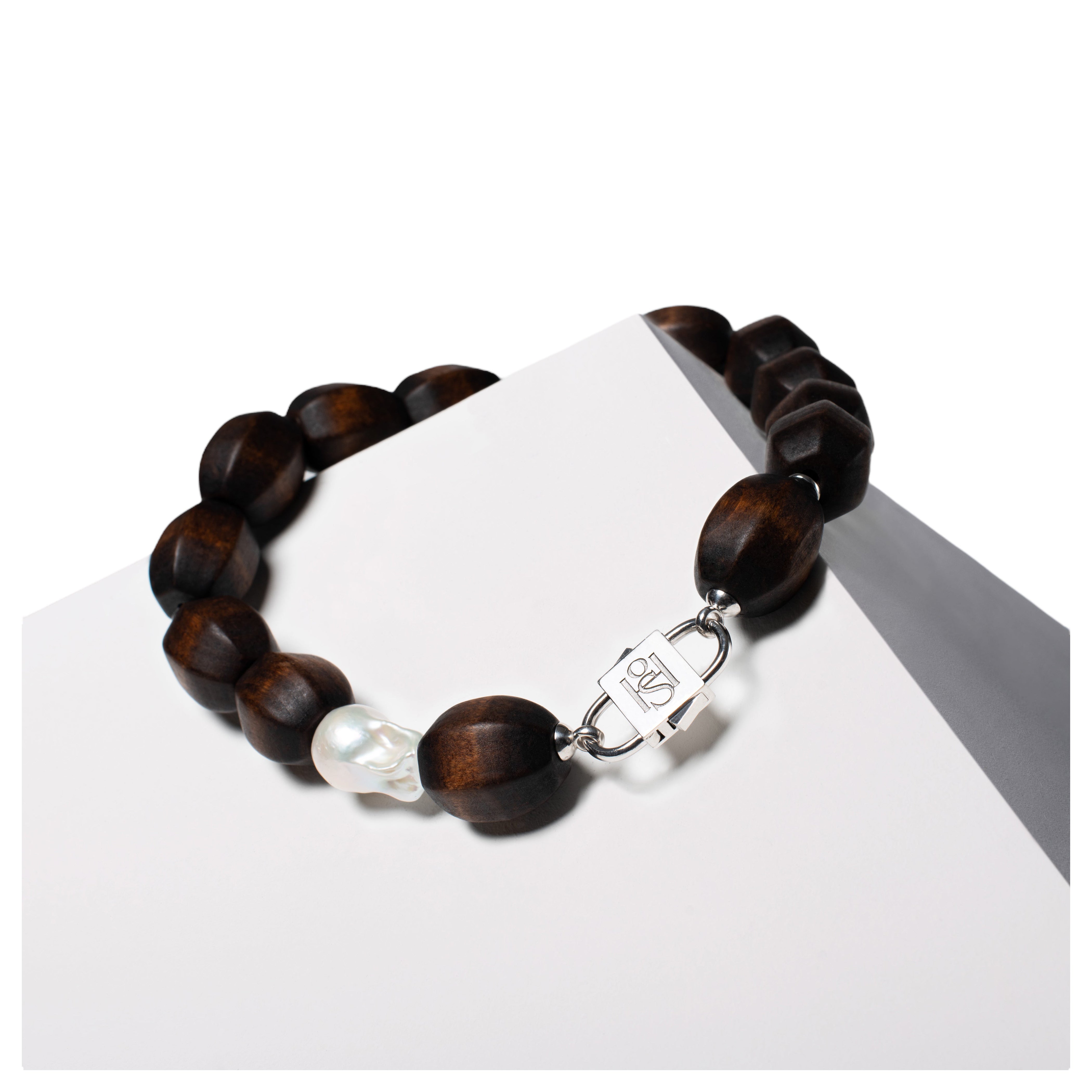 House of Sol Collier en bois et perles du Pentagone avec serrure HoS en or 24K