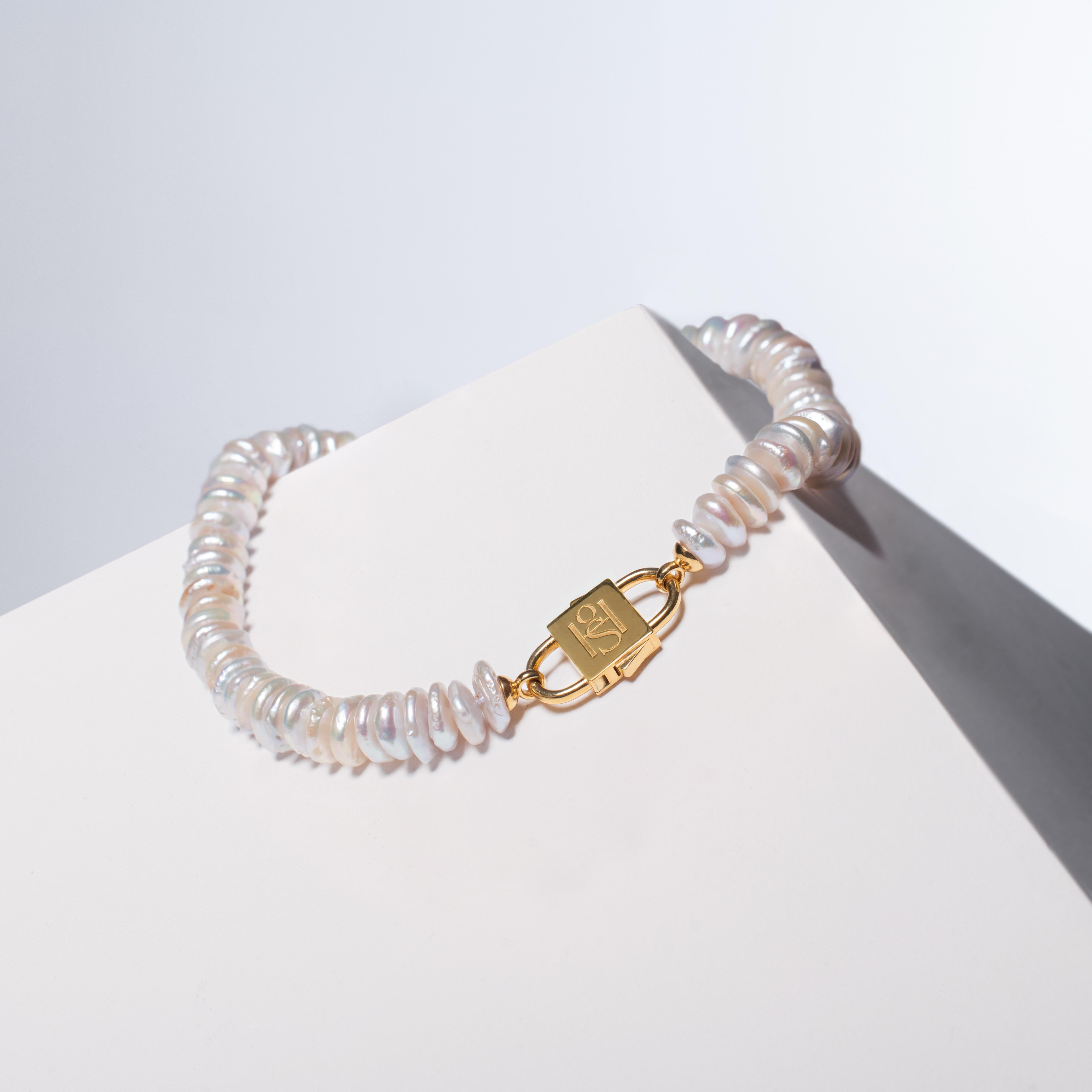 - A refined combination of high-quality, rare rondelle pearls paired with the signature HoS Lock, embodying elegance and exclusivity.
- Rondelle pearl string measures 42 cm (16.5 inches), offering a classic and comfortable length.
- The HoS Lock™,