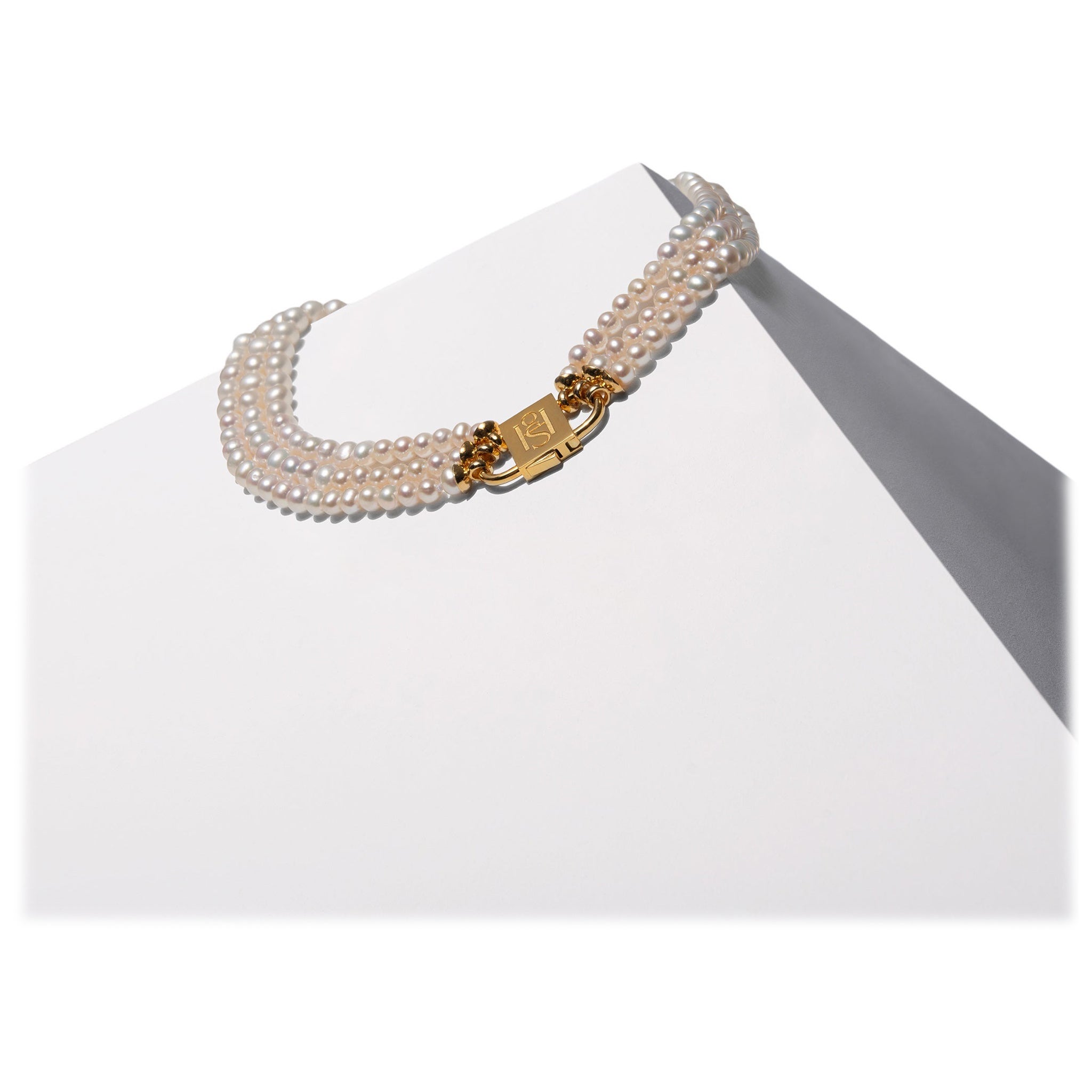 Collar de perlas de triple cadena House of Sol con cierre HoS bañado en oro de 24 quilates