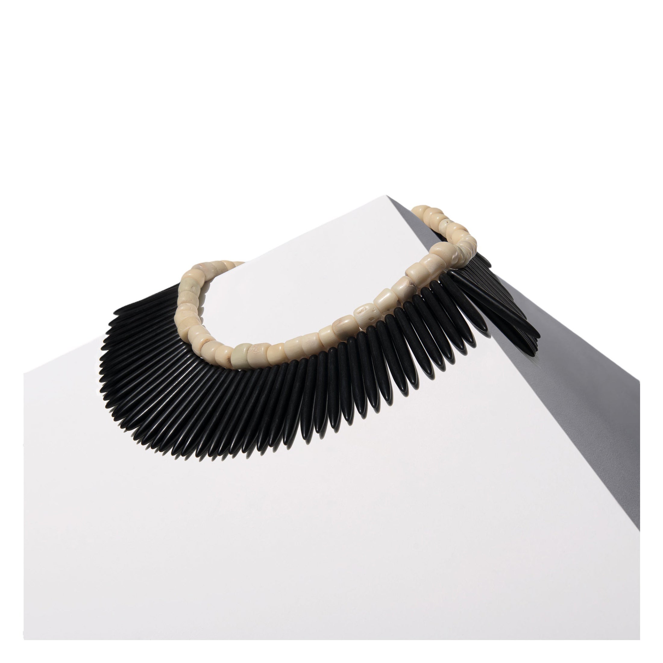Collar de Coral Blanco y Howlita Negra House of Sol con Cierre HoS
