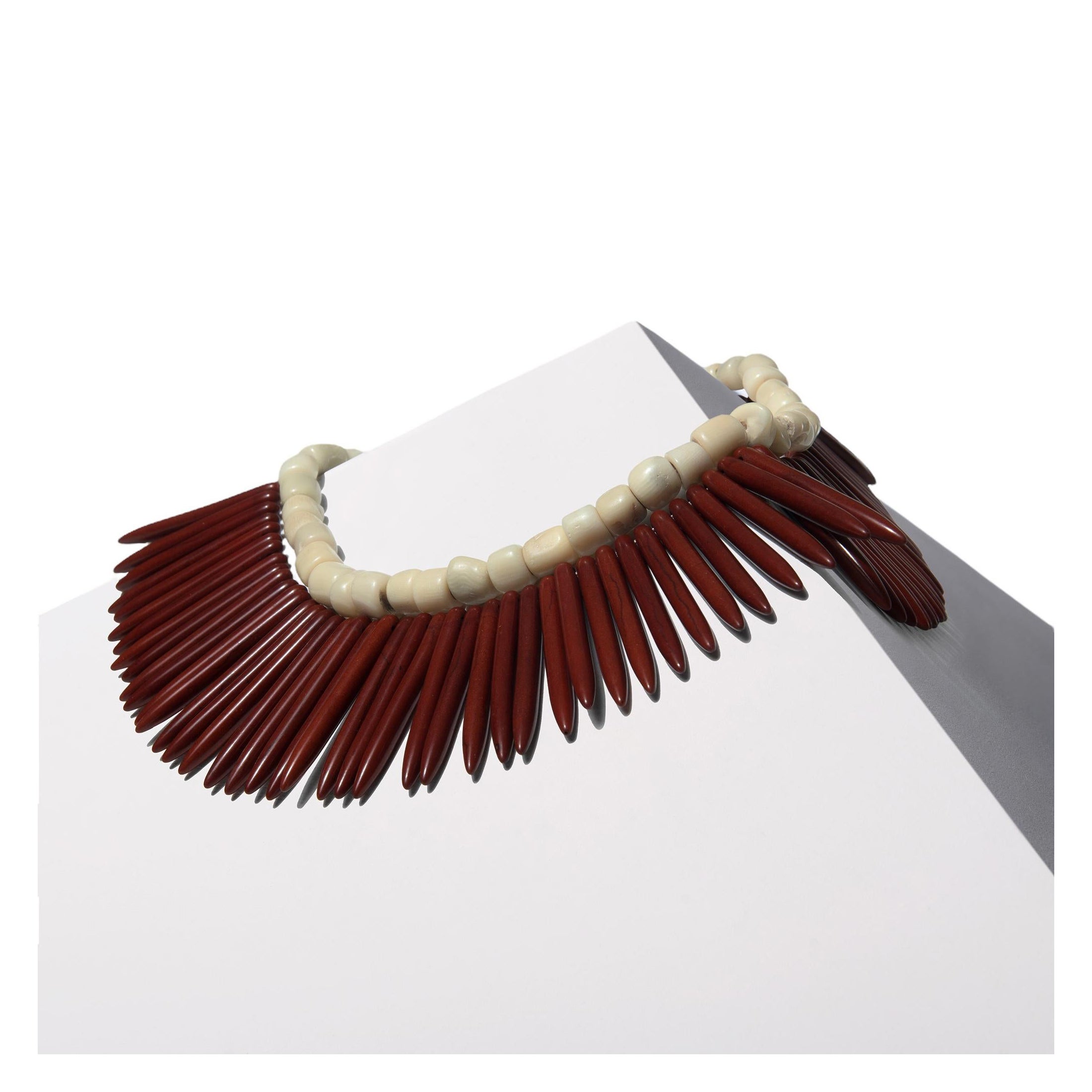 Collar de Coral Blanco y Howlita Marrón House of Sol con Cierre HoS