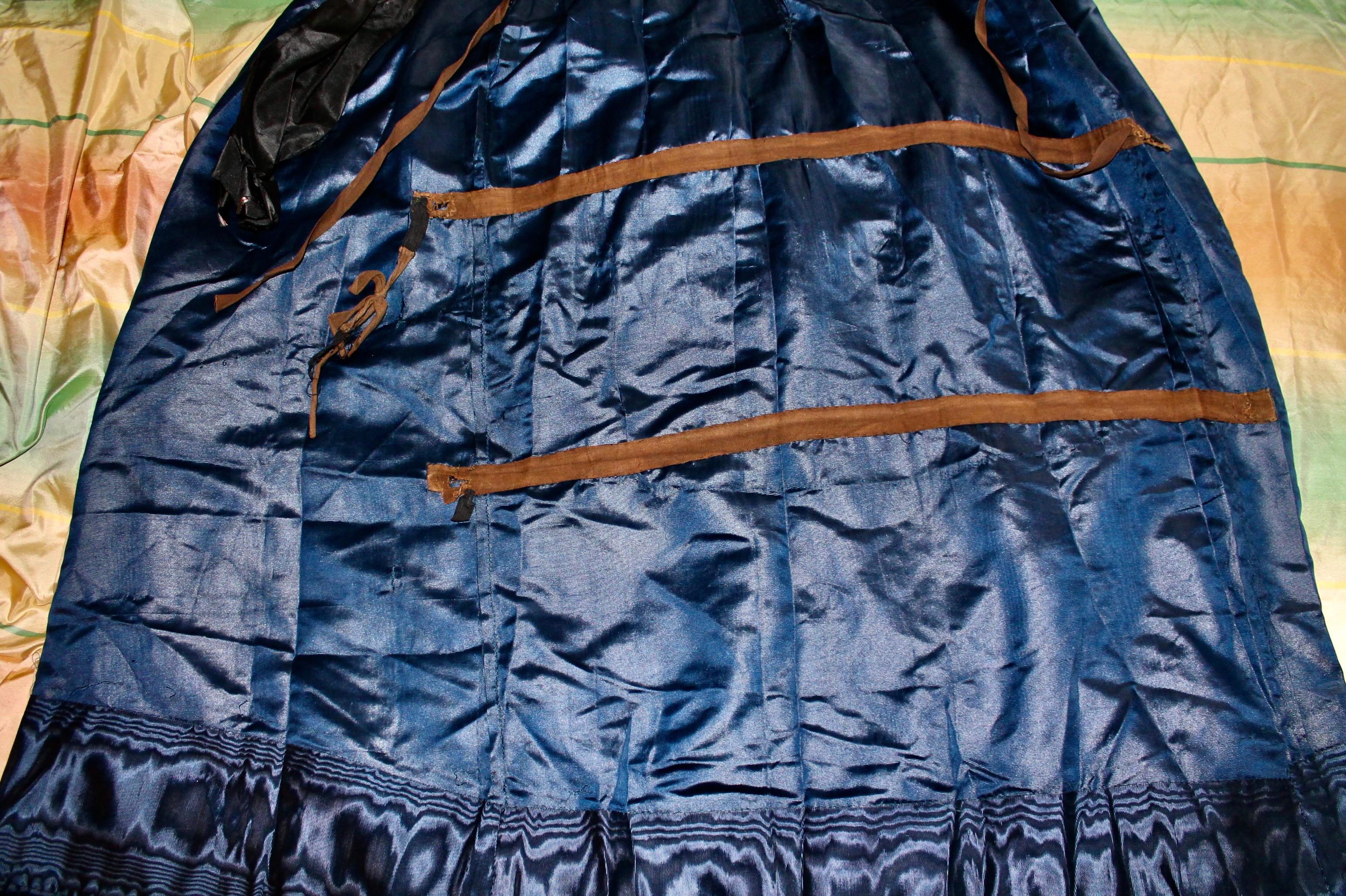 Worth Blaues Moire-Reception-Kleid und Bonnet aus Seide im Angebot 10