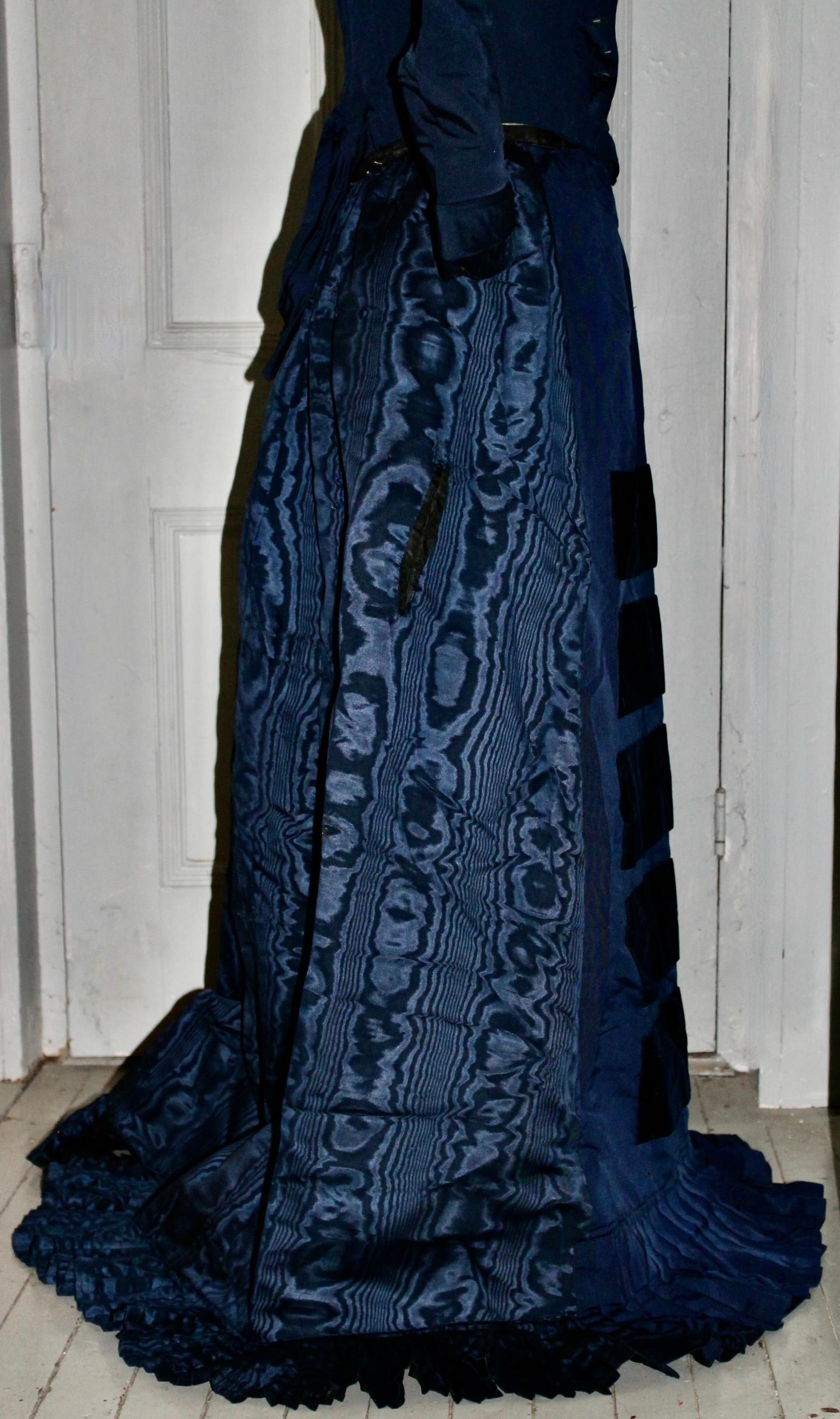 House of Worth Blue Silk Moire Reception Gown and Bonnet In Good Condition For Sale In Sharon, CT