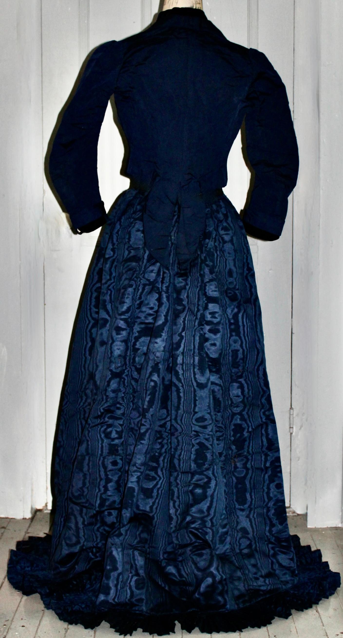 Worth Blaues Moire-Reception-Kleid und Bonnet aus Seide Damen im Angebot