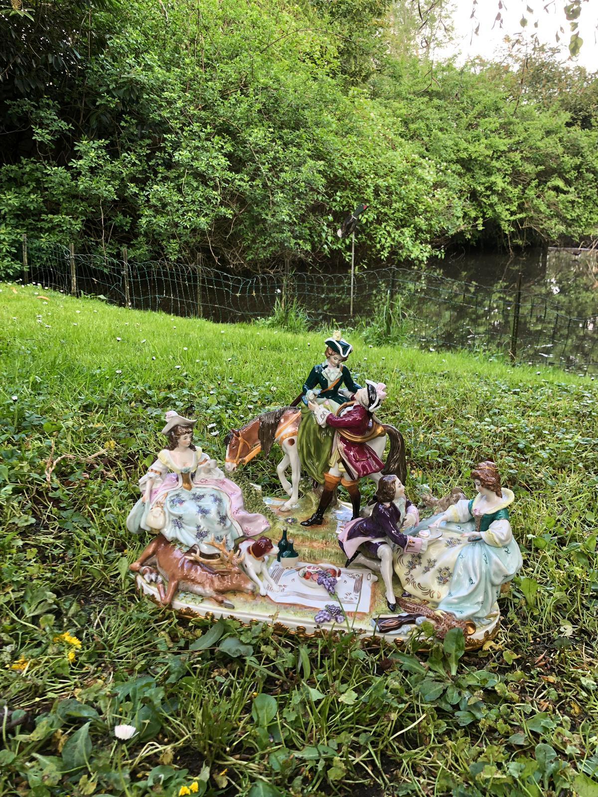 Figures en porcelaine de la maison Scheibe Alsbach « Scène de monnaie dans la Crica 1750 » en vente 9