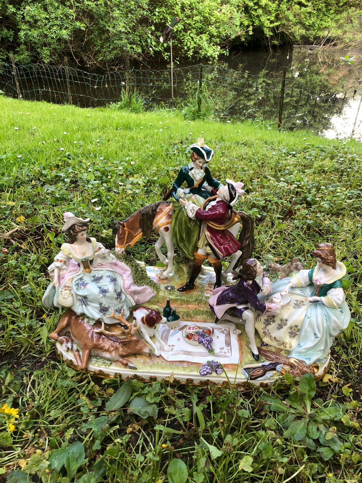 Maison de Scheibe Alsbach fondée en 1835. Les figurines en porcelaine sont fabriquées en Allemagne, avant 1989. Les personnages sont un couple d'amoureux et une femme dans une 