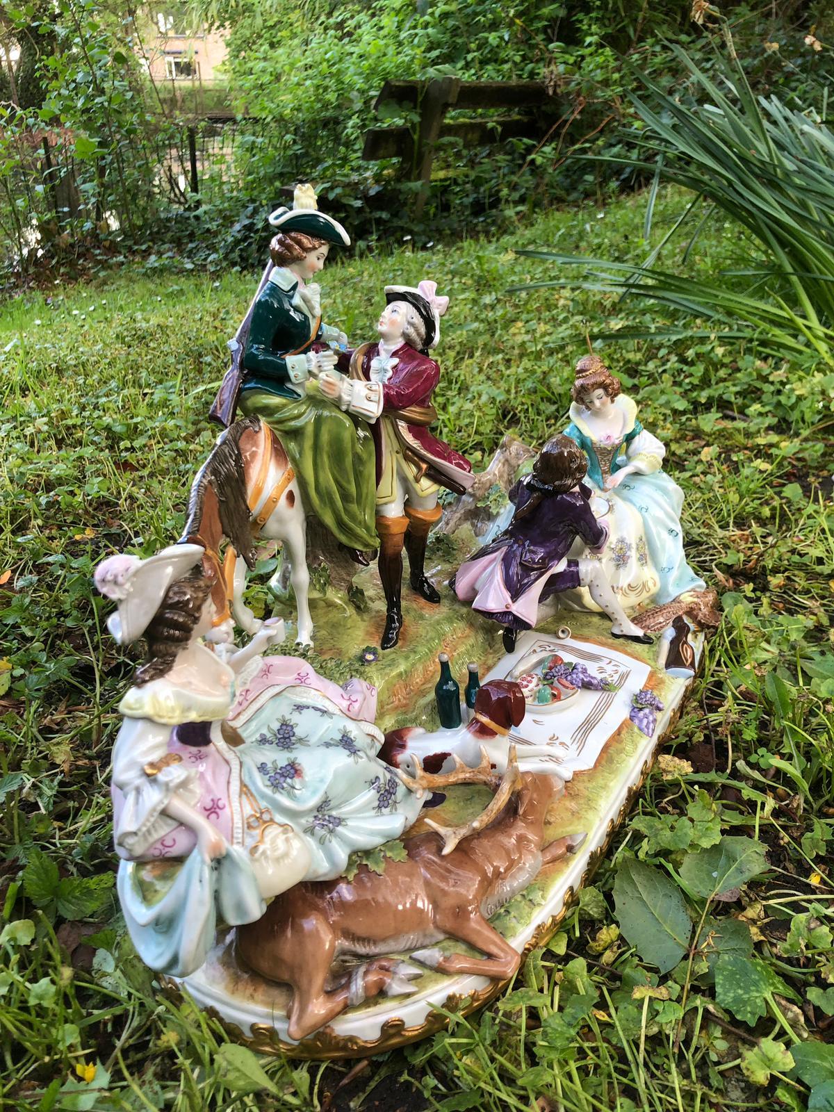 Néoclassique Figures en porcelaine de la maison Scheibe Alsbach « Scène de monnaie dans la Crica 1750 » en vente