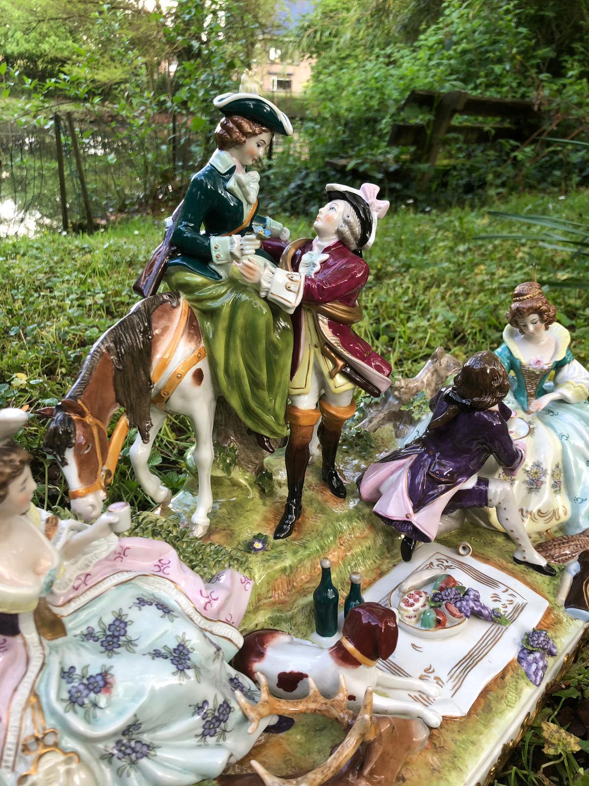 20ième siècle Figures en porcelaine de la maison Scheibe Alsbach « Scène de monnaie dans la Crica 1750 » en vente