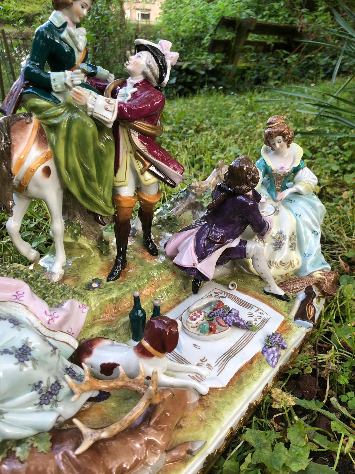 Porcelaine Figures en porcelaine de la maison Scheibe Alsbach « Scène de monnaie dans la Crica 1750 » en vente