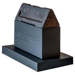 Sculpture de maison, structure moderne minimaliste, piètement en acier rouillé sur blocs de bois