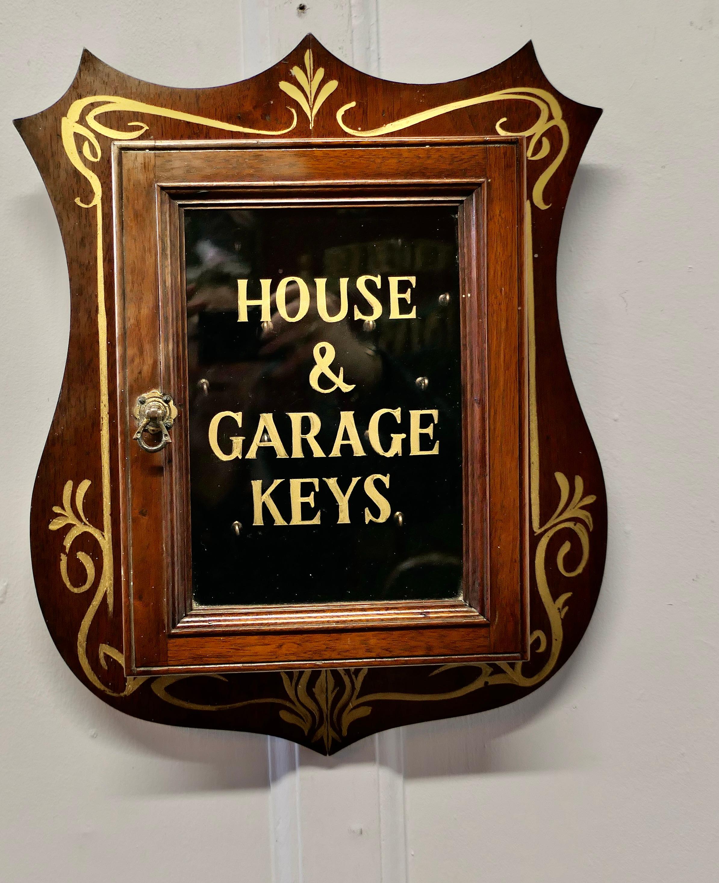 Armoire à clés du ménage  

Petite armoire à clés en noyer à façade vitrée, doublée de velours noir, avec 13 crochets.
L'armoire est en bon état,  Il mesure 17