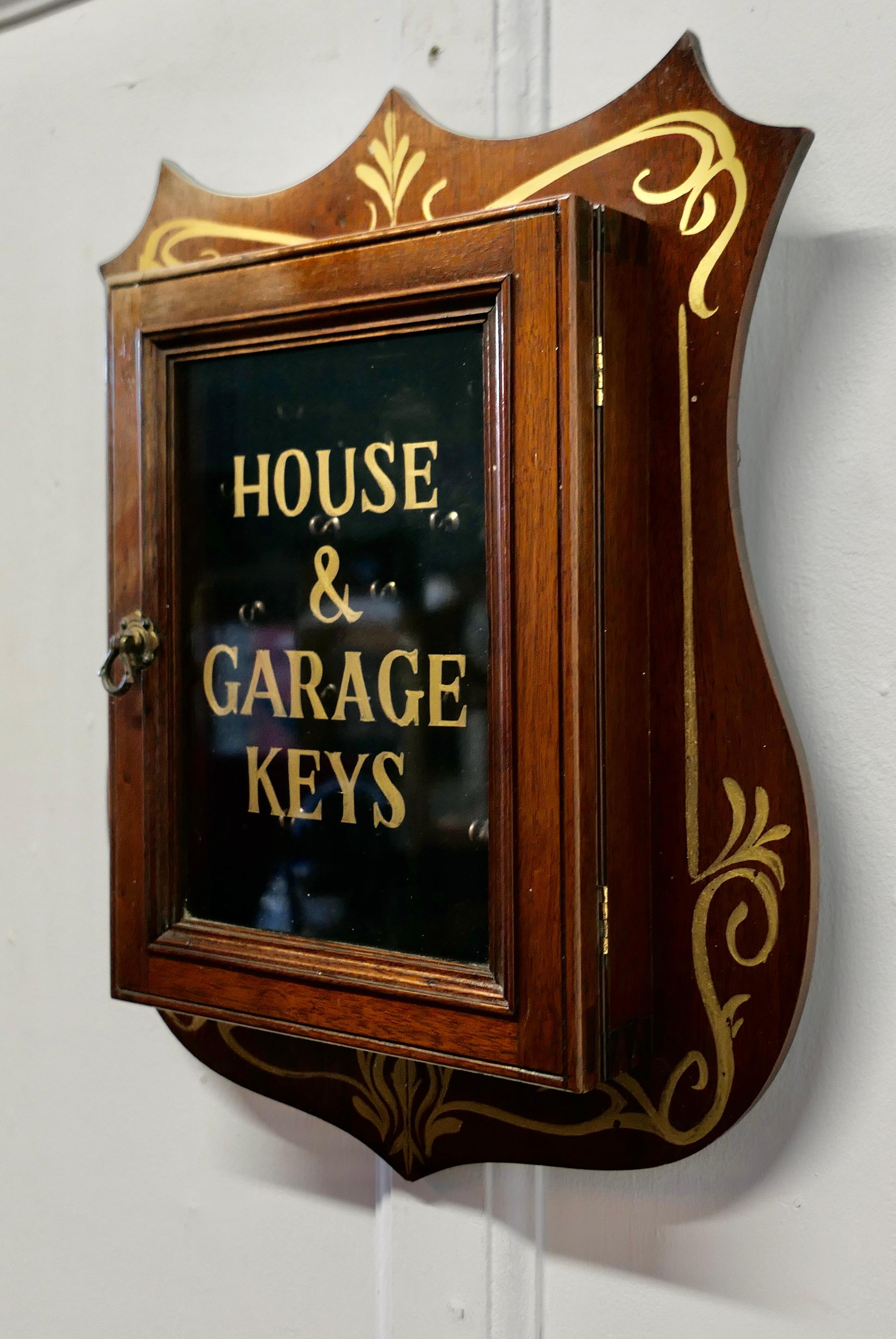 Armoire à clés du ménage    Une petite armoire à clés en noyer à façade vitrée, doublée en bla... Bon état - En vente à Chillerton, Isle of Wight