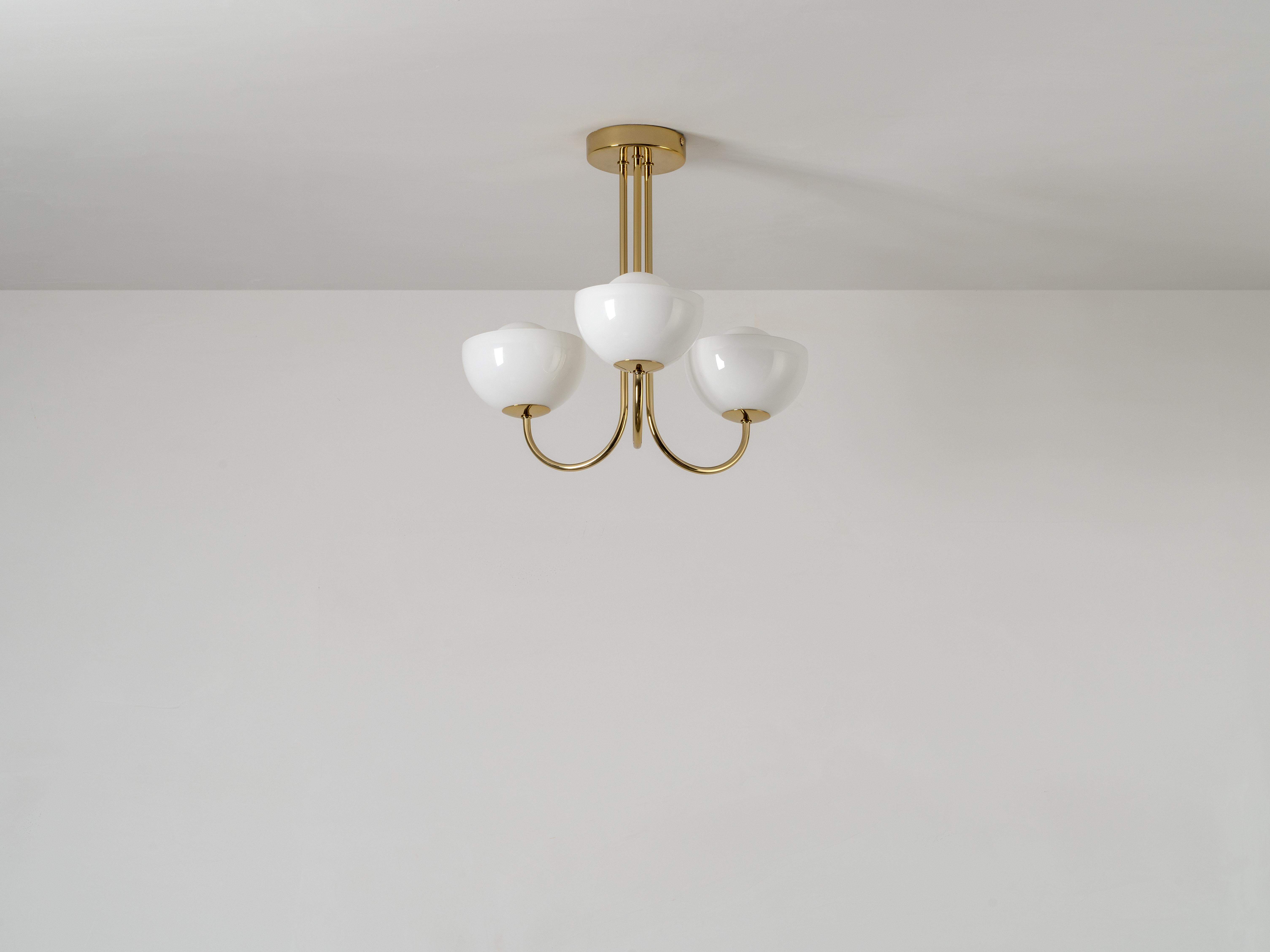 Questo prodotto verrà spedito all'inizio di settembre.

Le forme a cupola sono iconiche della scrittura a mano. Ispirati ai design classici degli anni '70, forniscono un'illuminazione suggestiva verso il basso e verso l'alto, proiettando una luce