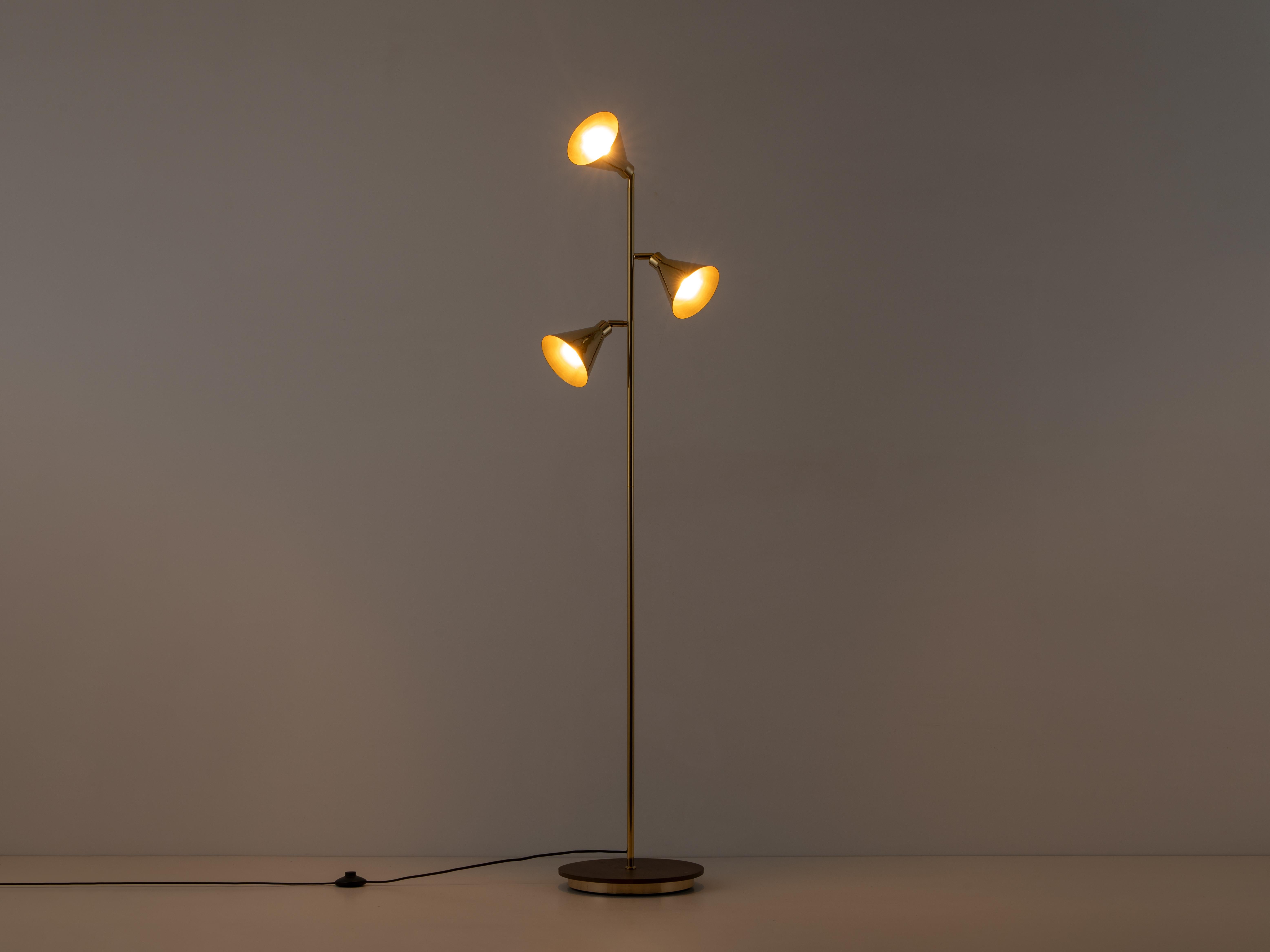 Mid-Century moderno Lampada da terra a cono Houseof Brass in vendita