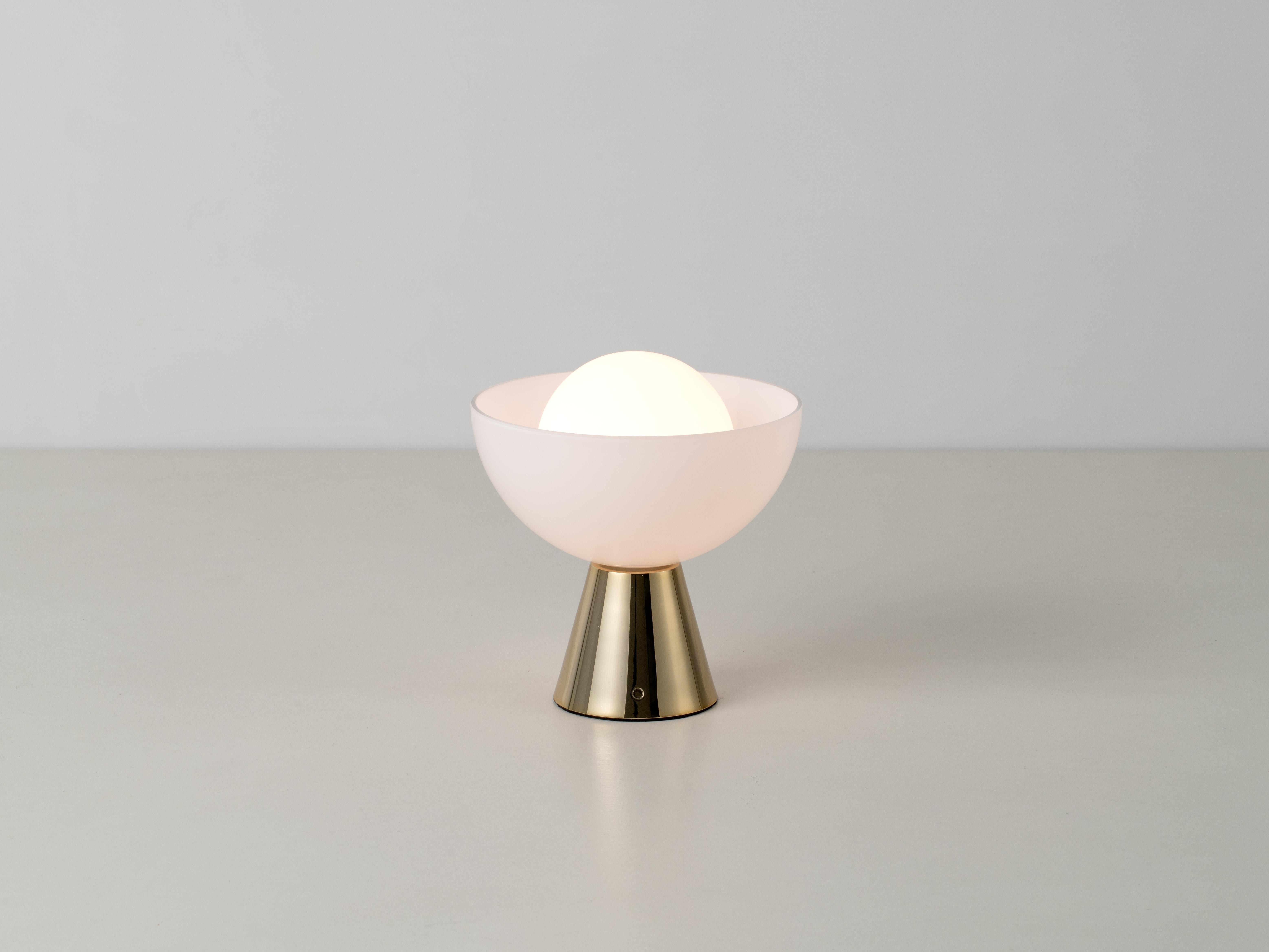 Veuillez noter que ce produit sera expédié au début du mois de septembre.

Gardez une longueur d'avance avec notre lampe de table à dôme en verre rechargeable. Preuve que l'on peut allier praticité et style, cette lampe sans fil est