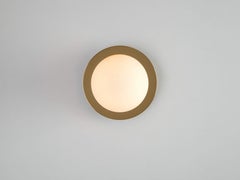Houseof Brass, lampada da parete a disco opalino con paralume in metallo e vetro