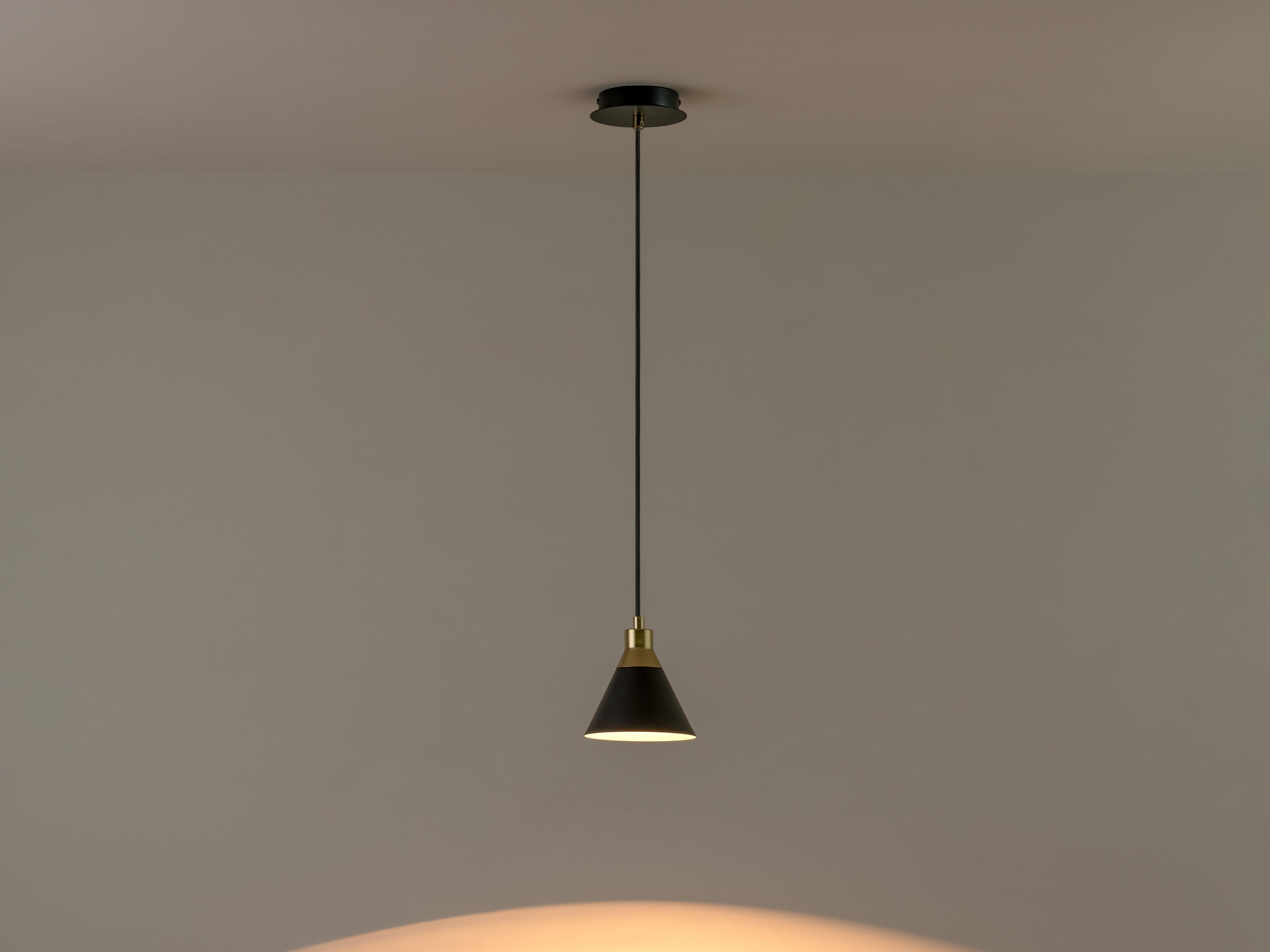 Diseñada pensando en la versatilidad y la funcionalidad, la pantalla cónica es perfecta para espacios en los que se necesita luz directa. De tamaño diminuto, el colgante cónico está diseñado para colgarlo de dos en dos en la cocina o individualmente