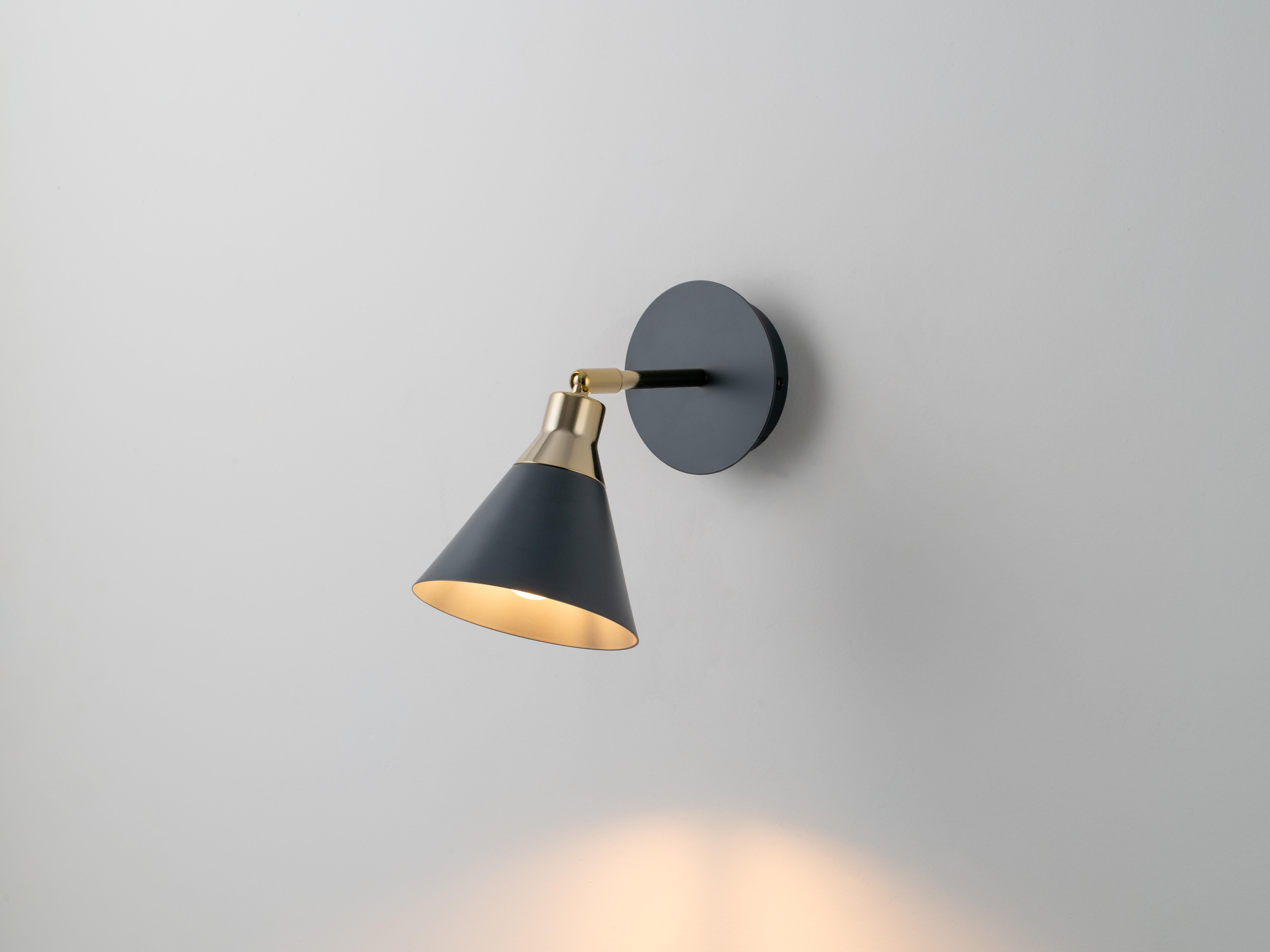 Mid-Century moderno Houseof Lampada da parete a cono grigio carbone in vendita
