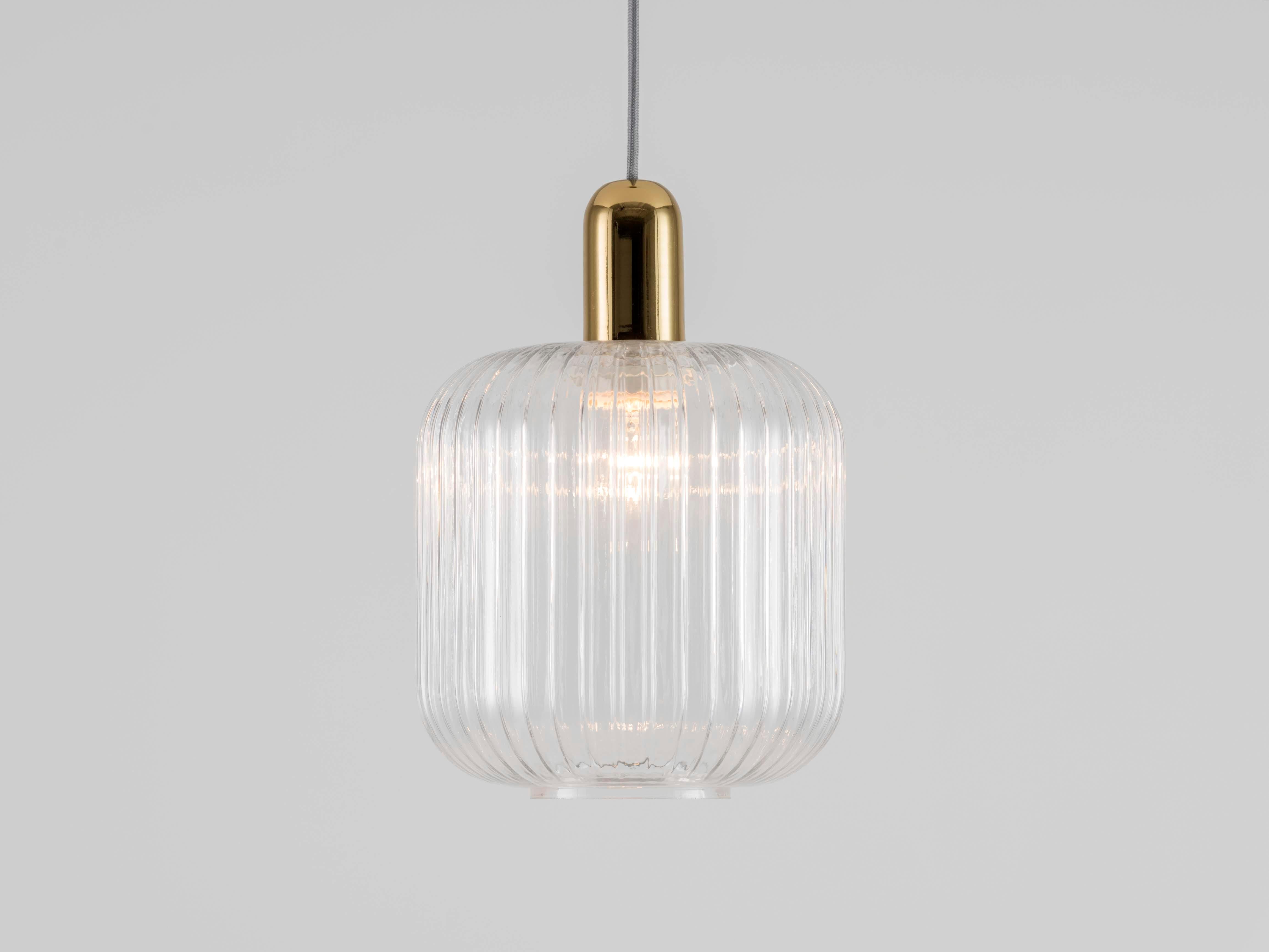 Renueva tu interior con nuestra lámpara de techo con pantalla de cristal estriado, una forma moderna y destacada con un delicado acabado. Esta luminaria presenta detalles de latón con una pantalla de cristal estriado, que difumina la luz por tu