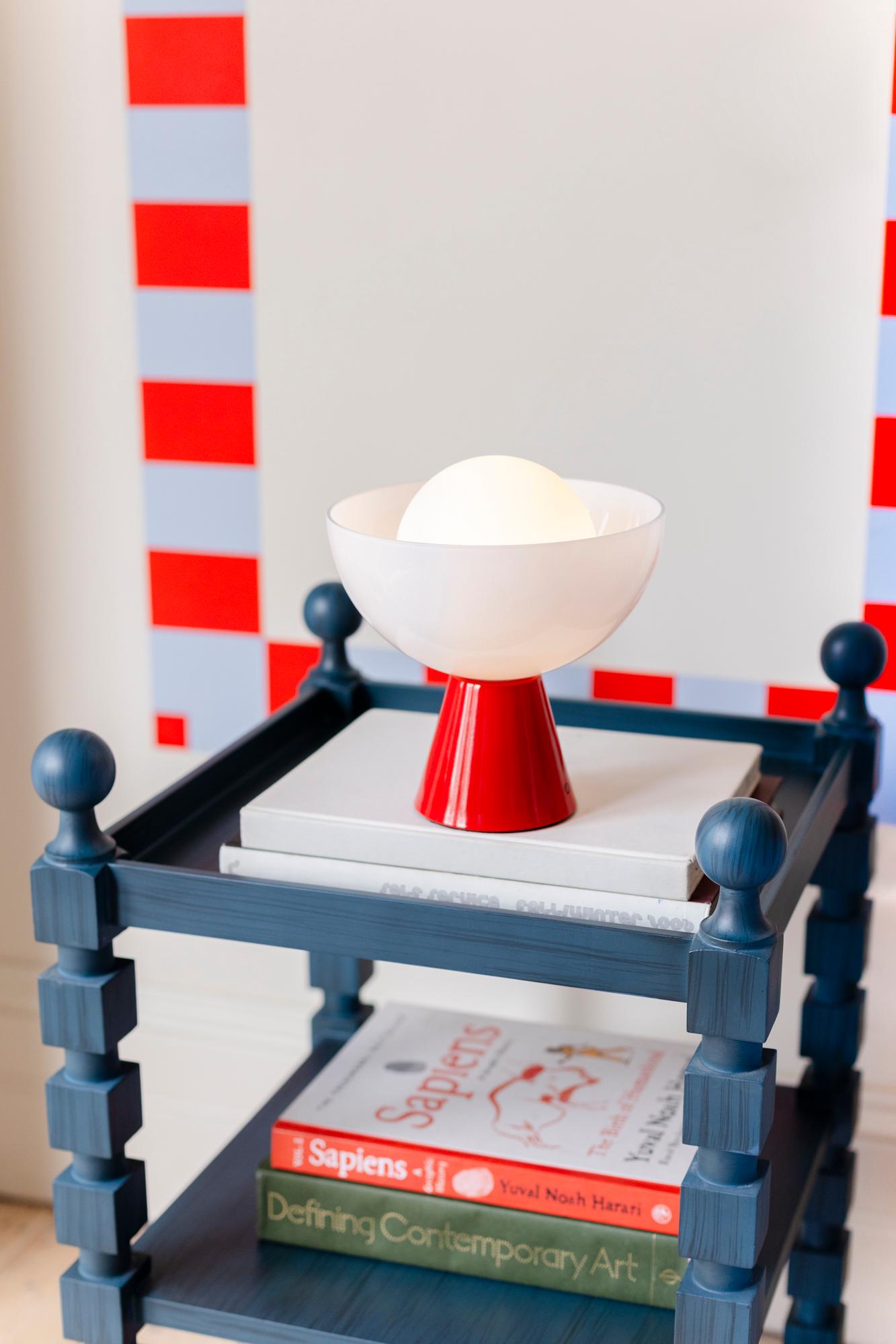 Bitte beachten Sie, dass dieses Produkt Anfang September ausgeliefert wird.

Mit unserer wiederaufladbaren Tischleuchte mit Glaskuppel sind Sie der Zeit immer einen Schritt voraus. Diese kabellose Lampe ist der Beweis dafür, dass man Funktionalität