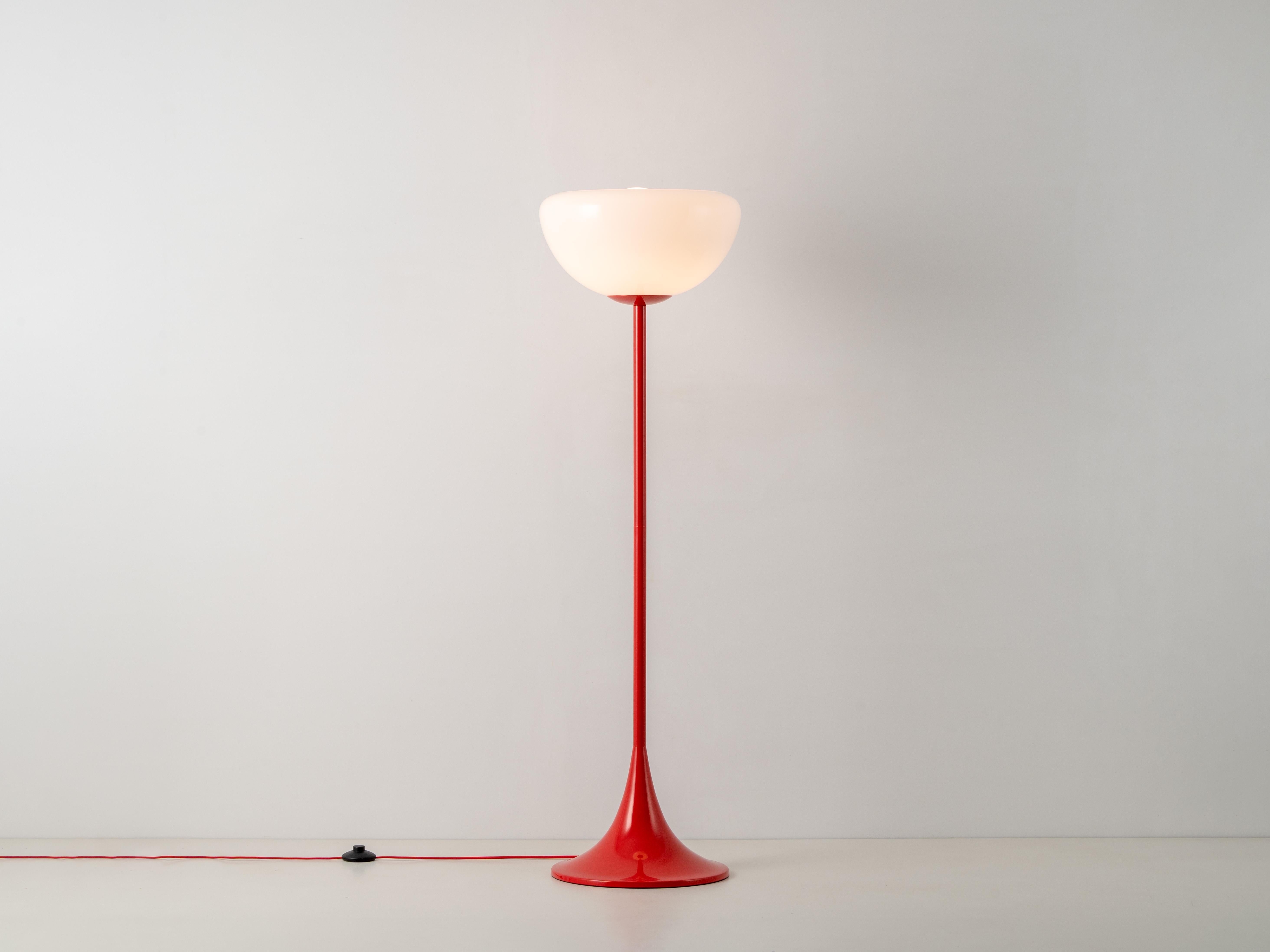 Questo prodotto verrà spedito all'inizio di settembre.

Ecco la lampada da terra ispirata all'estetica ottimista, dinamica e audace degli anni '80; definita da luci soffuse, curve oversize e finiture lucide. La base laccata e la ciotola in vetro