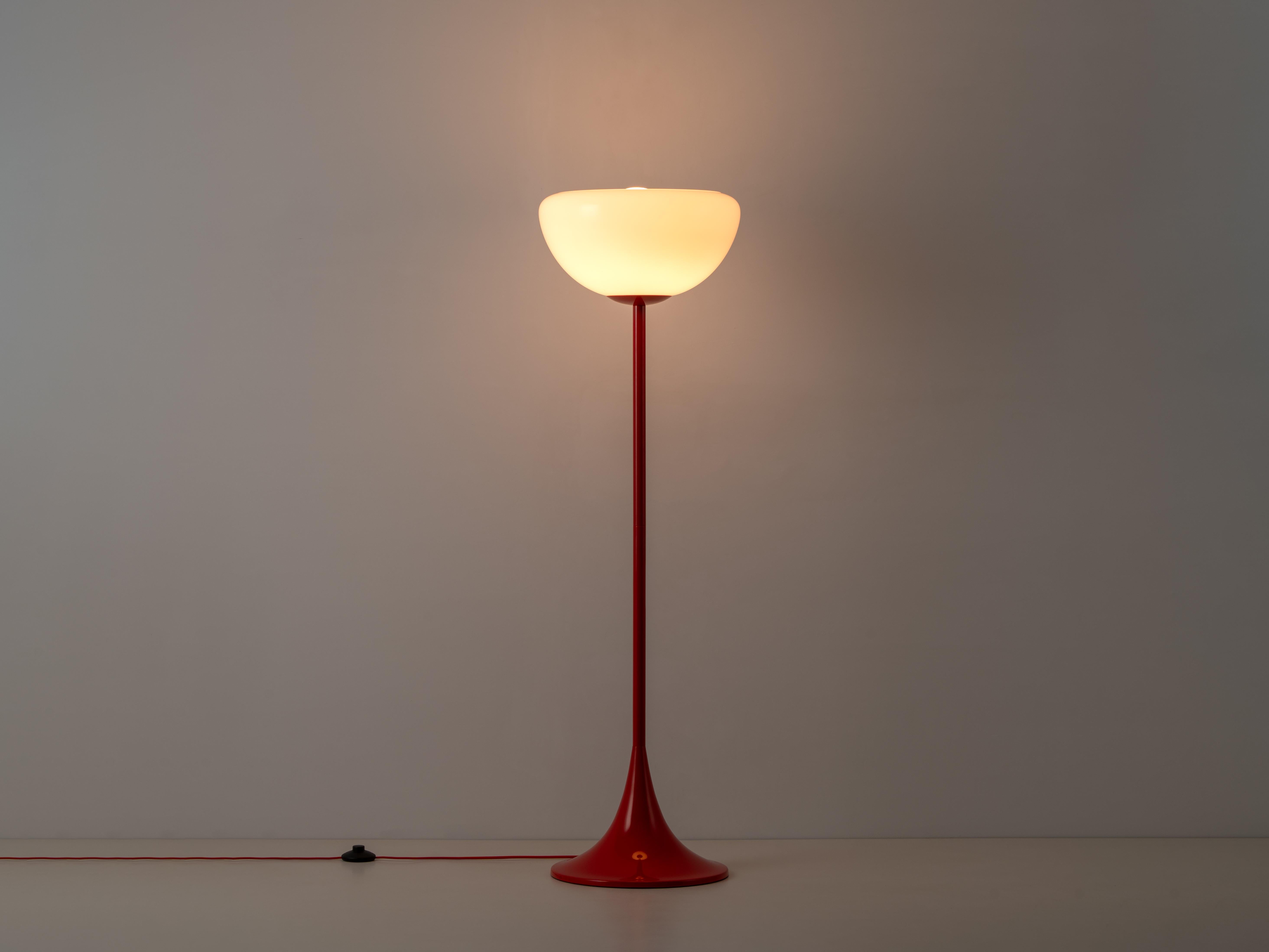 Mid-Century moderno Houseof Jam lampada da terra con ciotola in vetro rosso in vendita