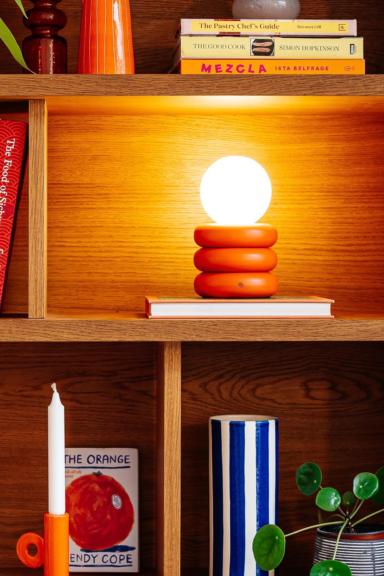 XXI secolo e contemporaneo Houseof Peel, lampada da tavolo senza fili arancione in vendita