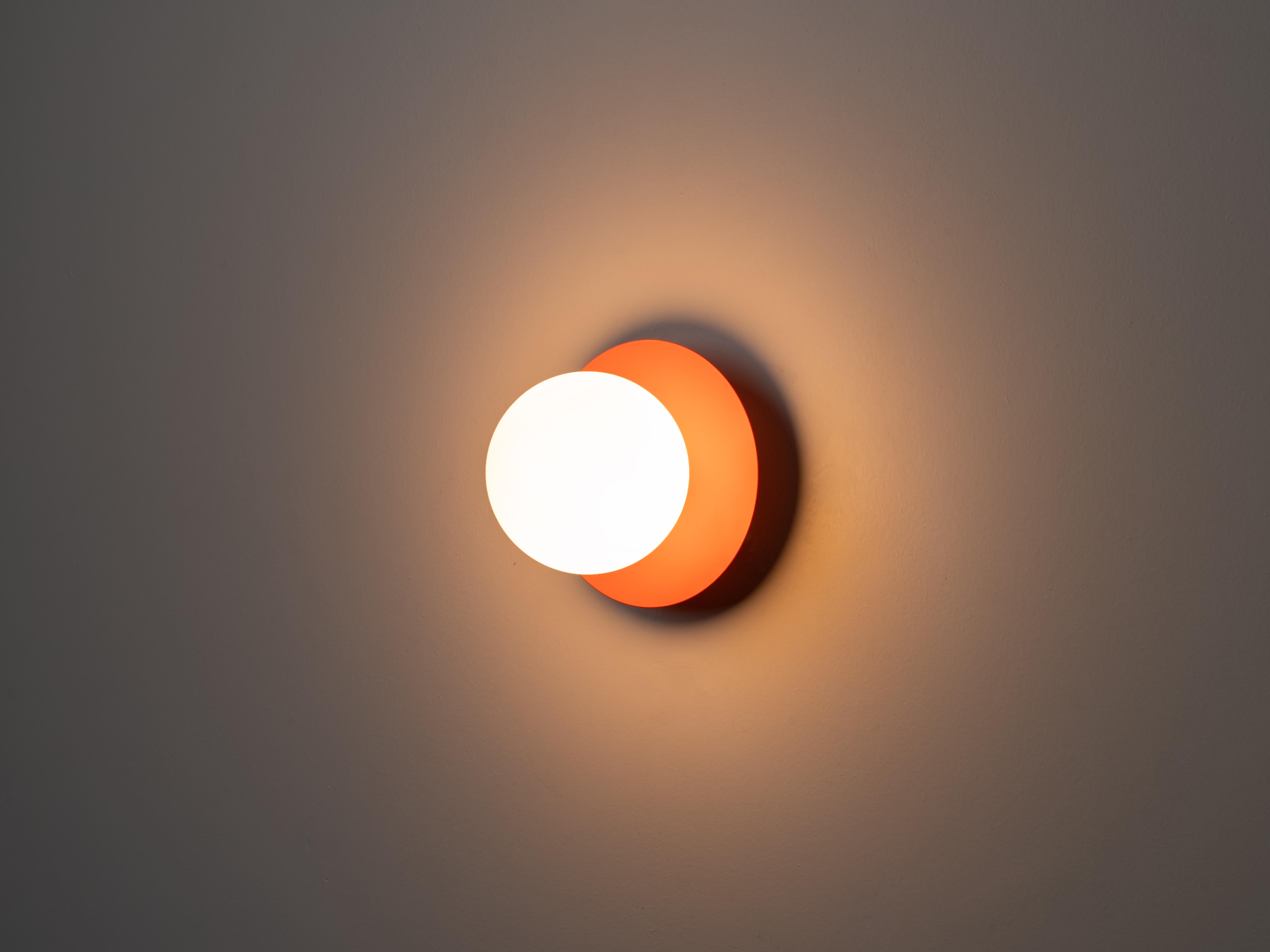 Peint Houseof Peel orange opal disk wall light en vente