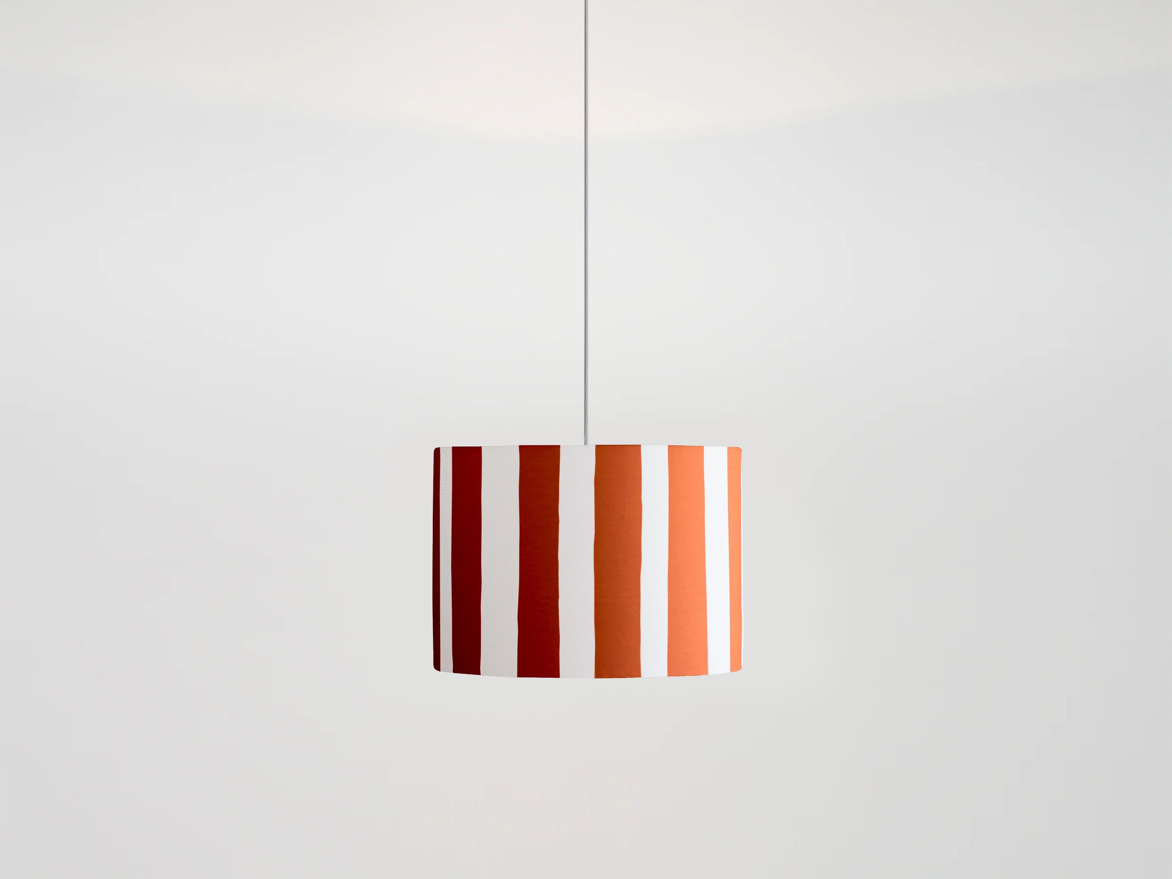 Las rayas se han actualizado con esta versión divertida y contemporánea dibujada a mano, que da a un estampado tradicional ese aire relajado y moderno que buscábamos. La pantalla con estampado de rayas es perfecta para actualizar las luminarias