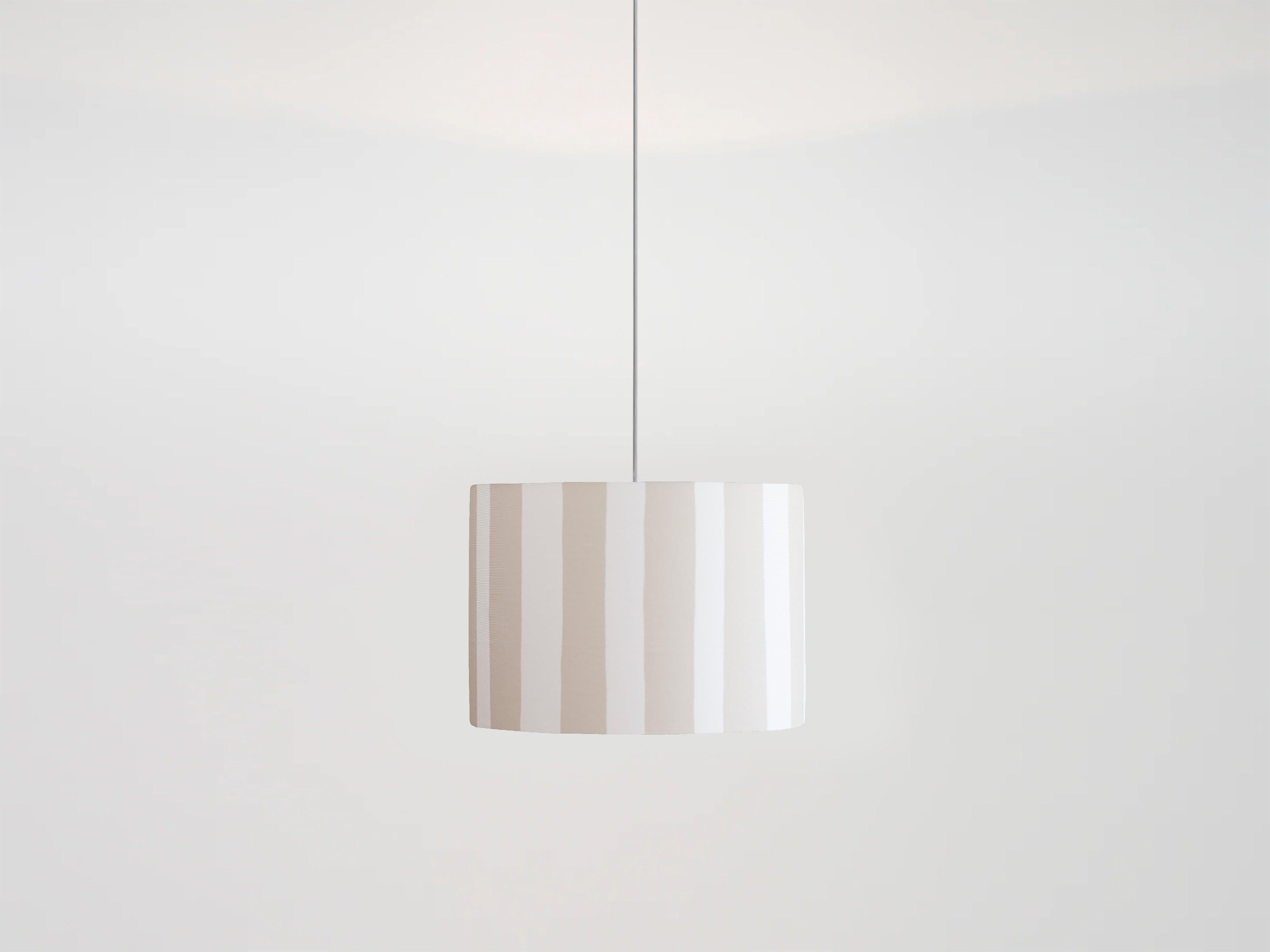 Les rayures ont été remises au goût du jour par la houseof avec cette version amusante et contemporaine dessinée à la main qui donne à un motif traditionnel la touche de décontraction et de modernité que nous recherchons. L'abat-jour imprimé Stripe