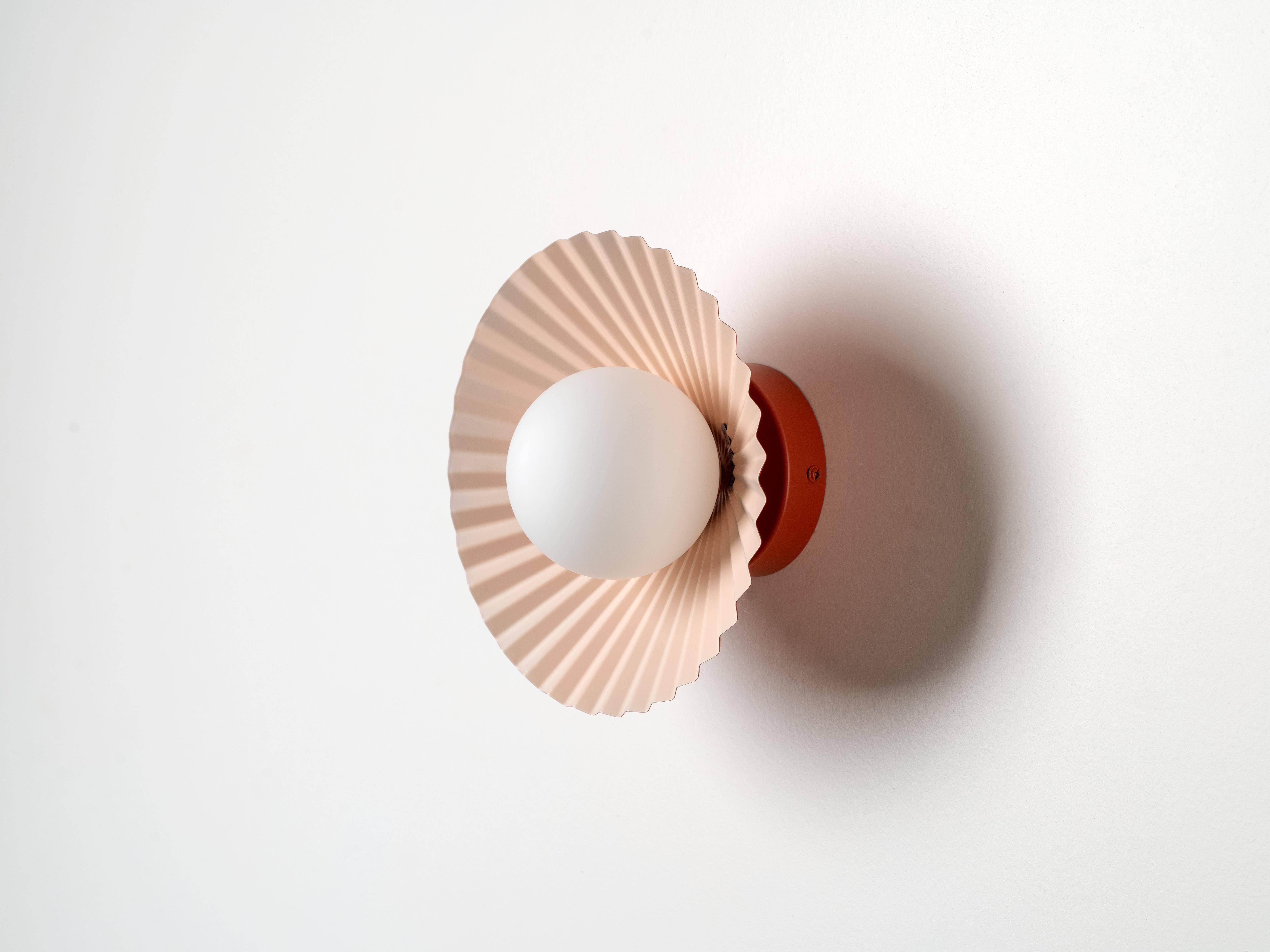 Questo prodotto è in pre-ordine. 

La linea Pleat è una delle due linee progettate dalla designer d'interni Emma Gurner, che si distingue per l'uso giocoso del colore e per l'integrazione di uno stile moderno con accenni nostalgici. La collezione è