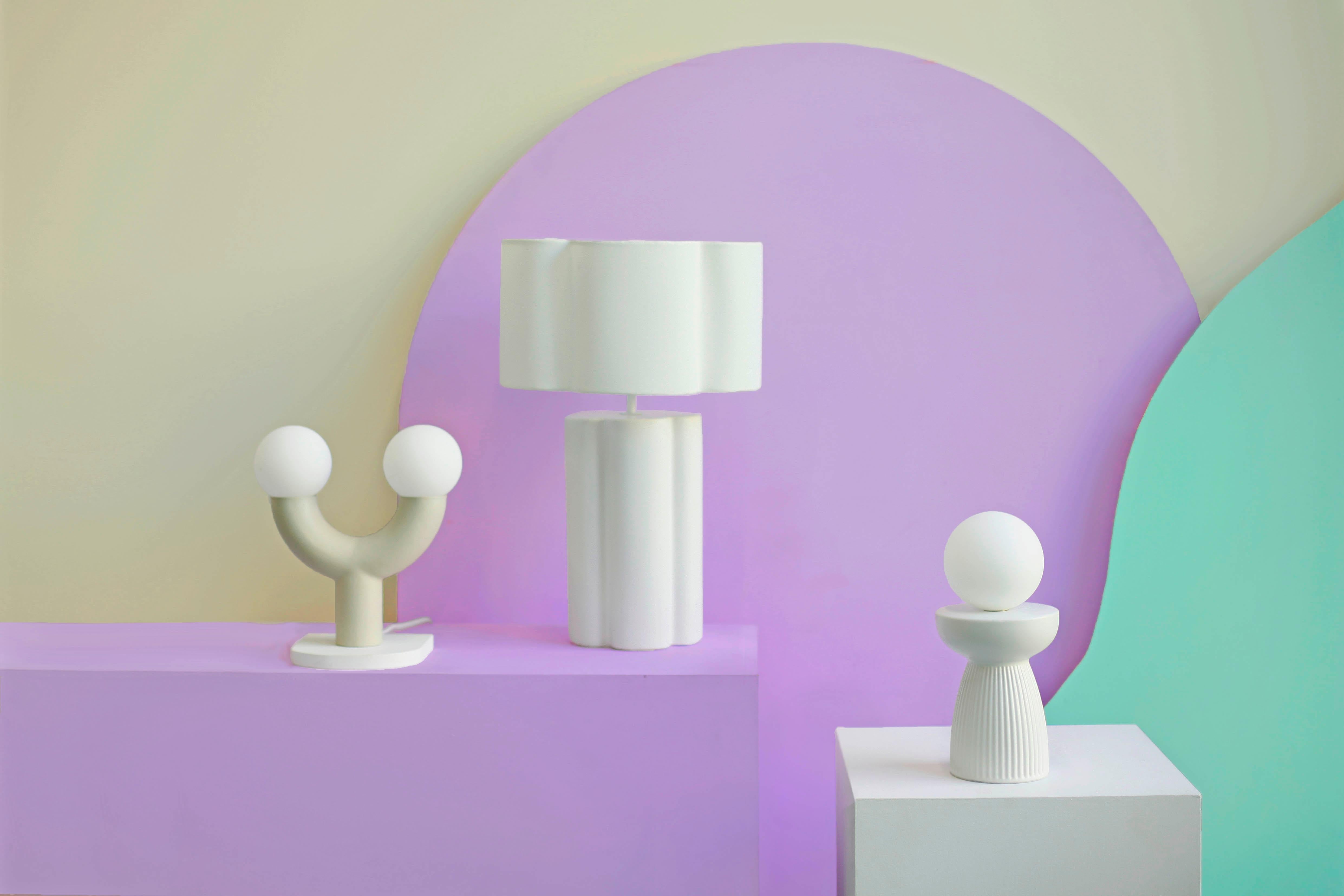 XXIe siècle et contemporain Lampe de table  fleurs en cramique blanche Houseof White en vente