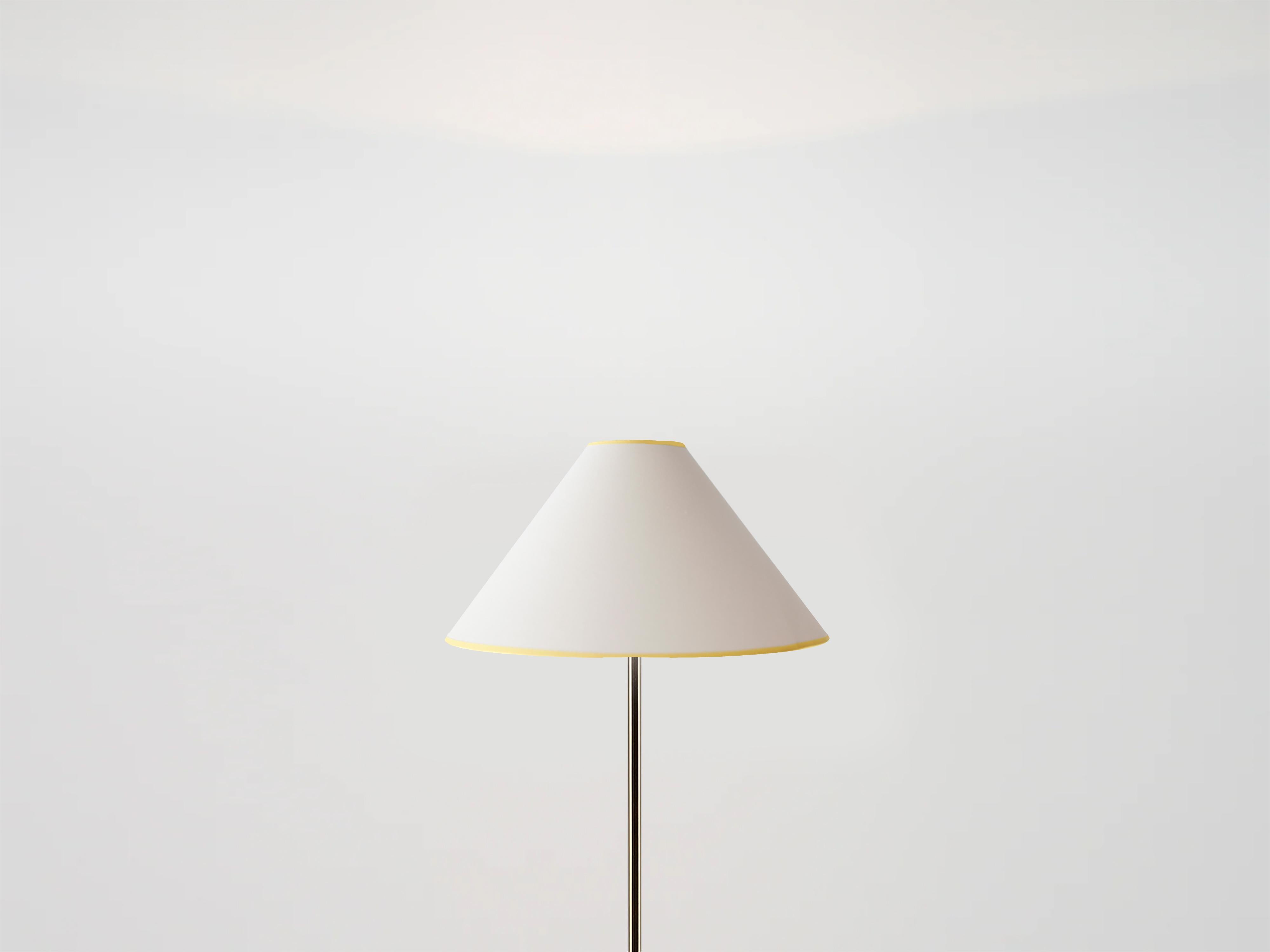 Inspiré par les courbes étonnantes et les lignes épurées qui sont devenues synonymes de houseof, l'abat-jour imprimé Tiles est un élément marquant, parfait pour moderniser les luminaires existants sans avoir à se préoccuper du câblage de nouvelles