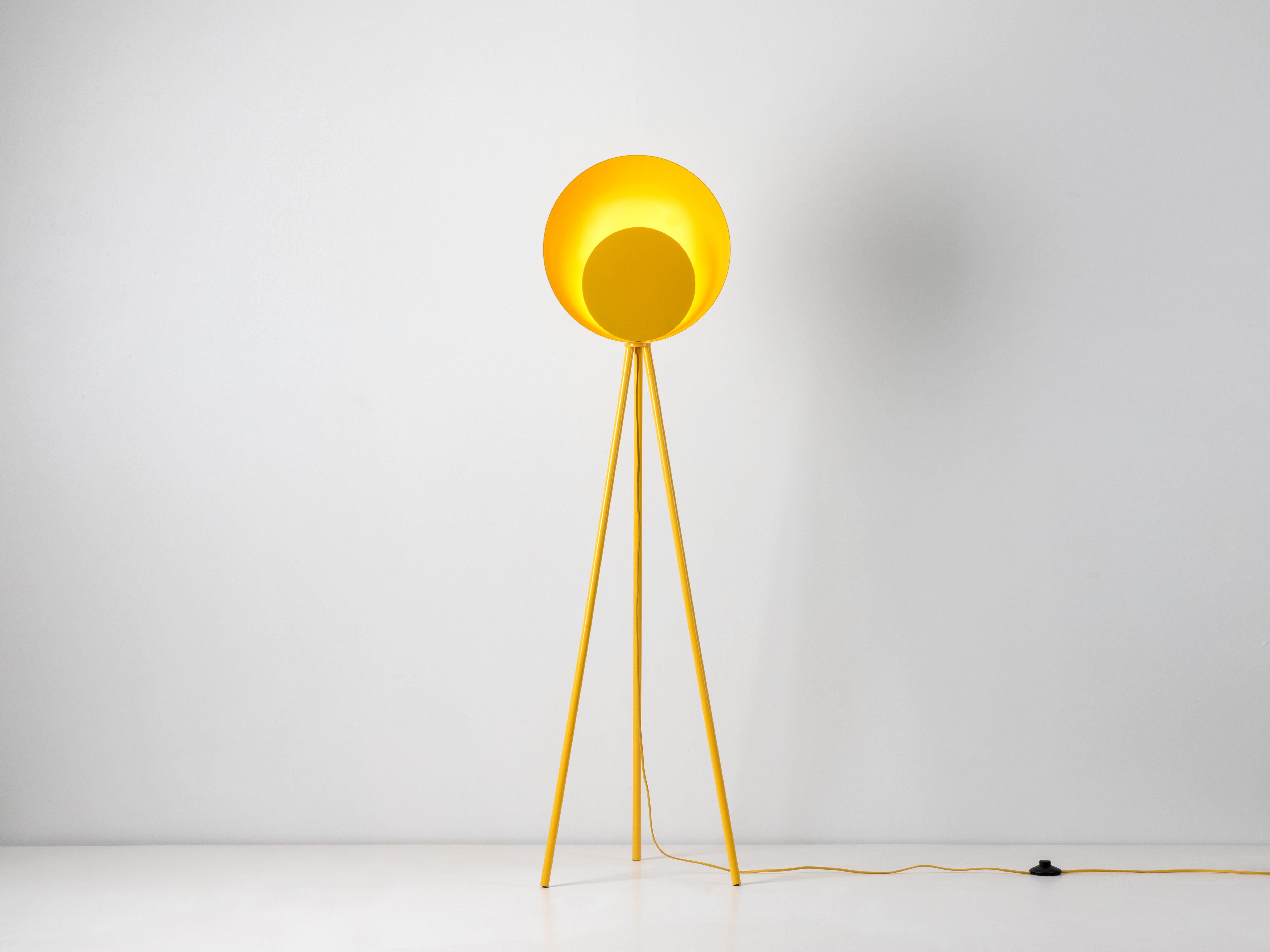 Icône de la houseof, cette lampe d'appoint est devenue un favori, combinant un éclairage d'ambiance doux et des formes pop-art. Posé sur un trépied, l'abat-jour surdimensionné diffuse la lumière pour créer l'éclat parfait. D'un jaune joyeux, cette
