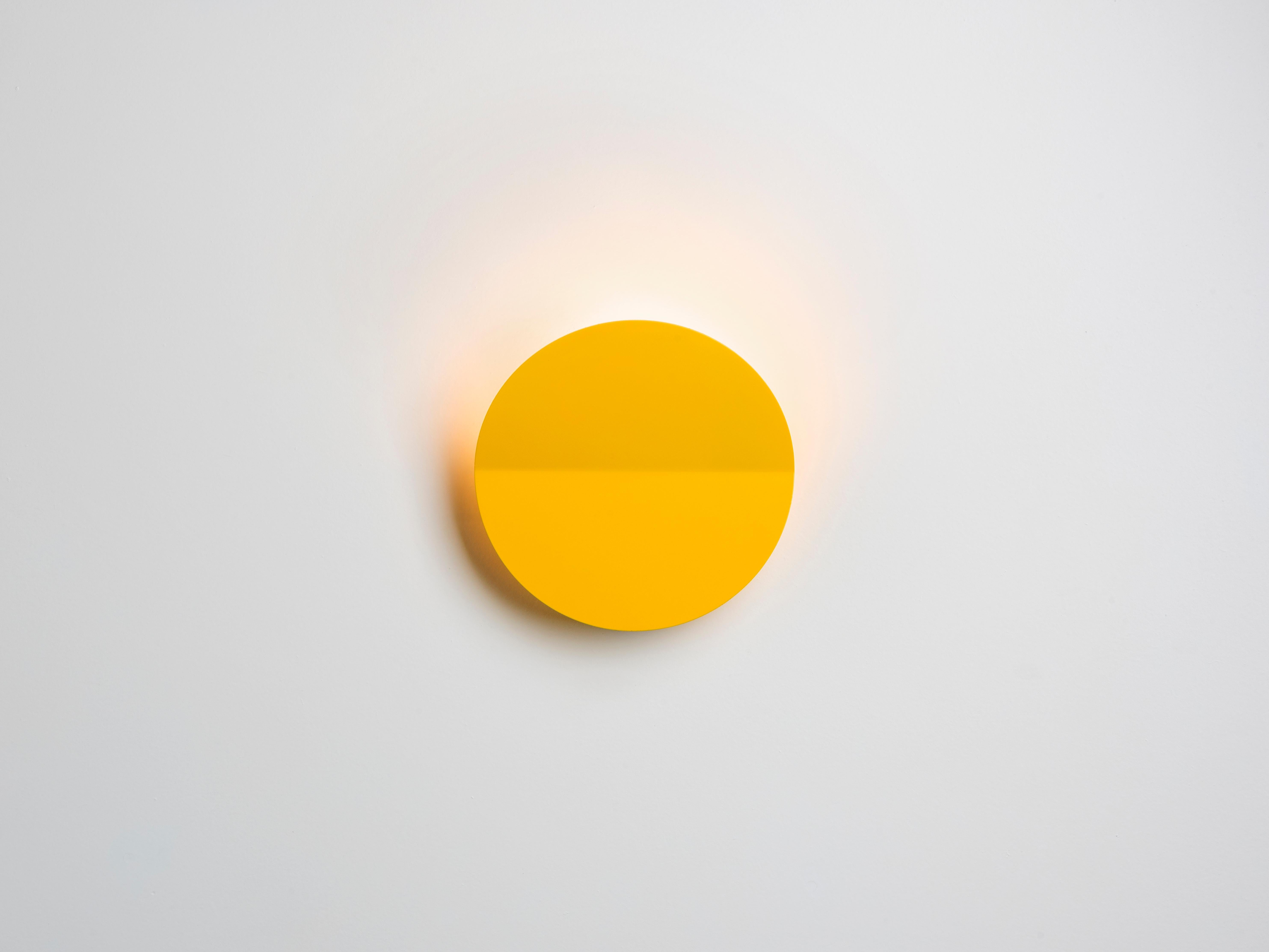 Créez une atmosphère ambiante dans votre maison avec notre applique murale à diffuseur de sable. Un pli subtil traverse le centre de cet abat-jour circulaire classique, permettant un flux de lumière concentré pour un effet chaleureux et accueillant.