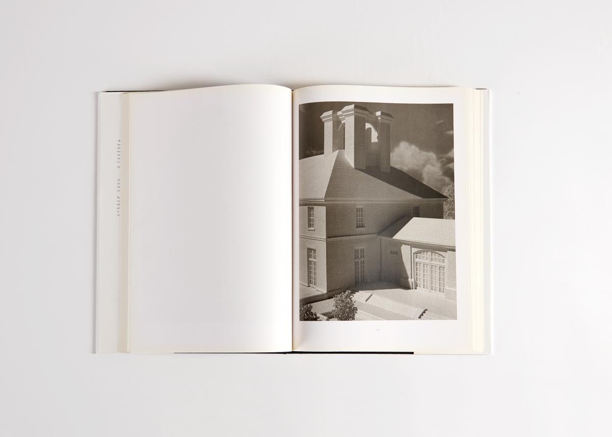 Un grand livre en couleurs de maisons conçues par l'artiste et architecte Thierry Despont. Volume I de VI.

Né en France, Thierry Despont a étudié à l'École des Beaux-Arts de Paris et a obtenu un master en design urbain à Harvard. Après avoir fondé