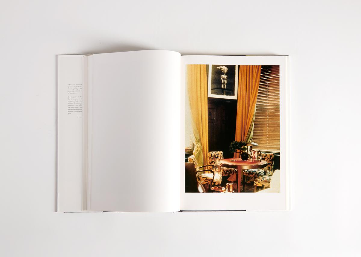 Un grand livre en couleurs de maisons conçues par l'artiste et architecte Thierry Despont. Volume I de VI.

Né en France, Thierry Despont a étudié à l'École des Beaux-Arts de Paris et a obtenu un master en design urbain à Harvard. Après avoir fondé